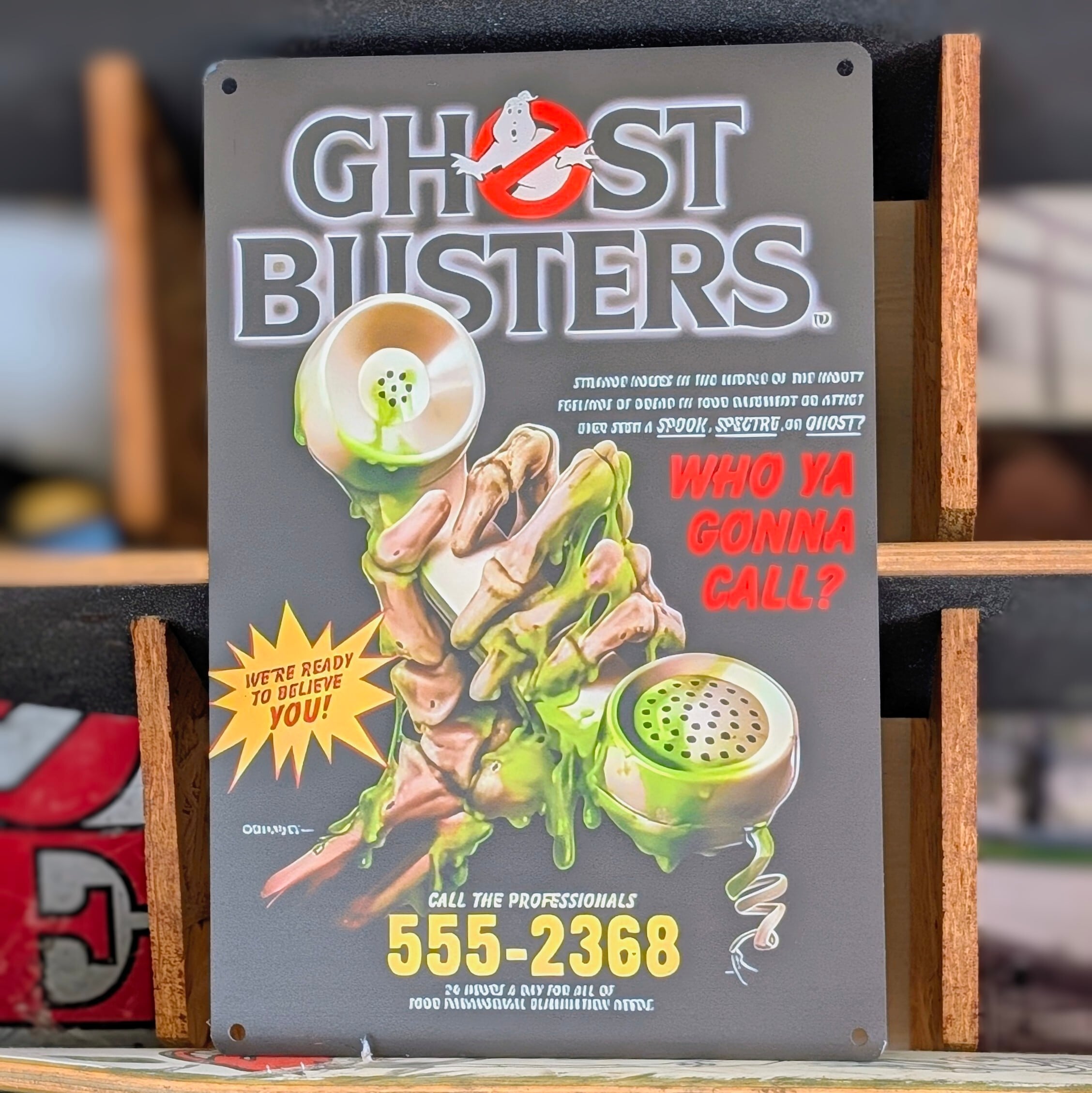 送料無料！ちょうどいいブリキ看板 【 GHOSTBUSTERS / ゴーストバスターズ 】 『 WHO YA CONNA CALL? 』ゴーストバスターズ宣伝看板 / METAL SIGN / メタルサイン / ブリキ看板 / サインボード / ビンテージ加工〚アメリカン雑貨 アメトイ〛