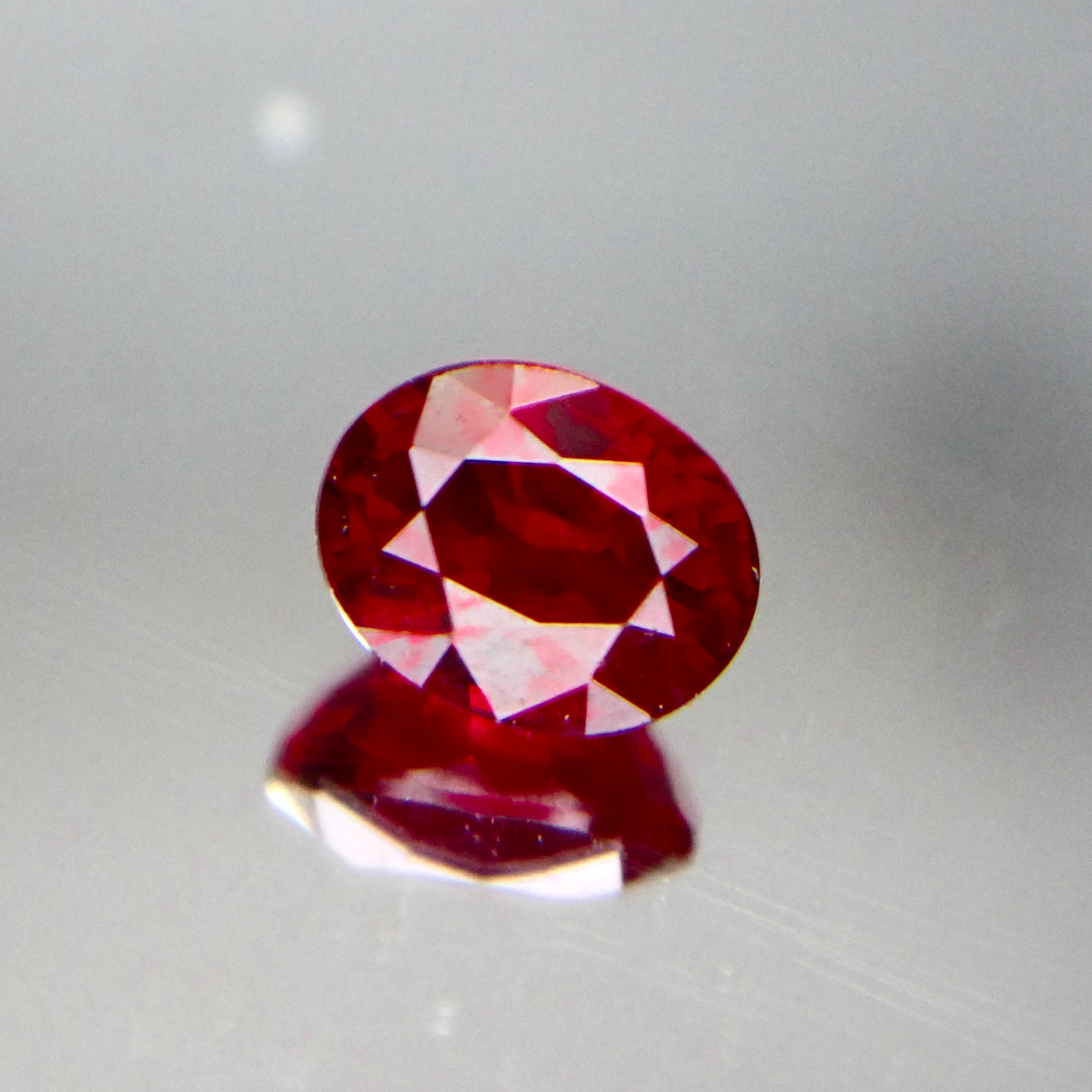 情熱の深紅、奇跡の一石 0.46ct 天然ピジョンブラッドルビー