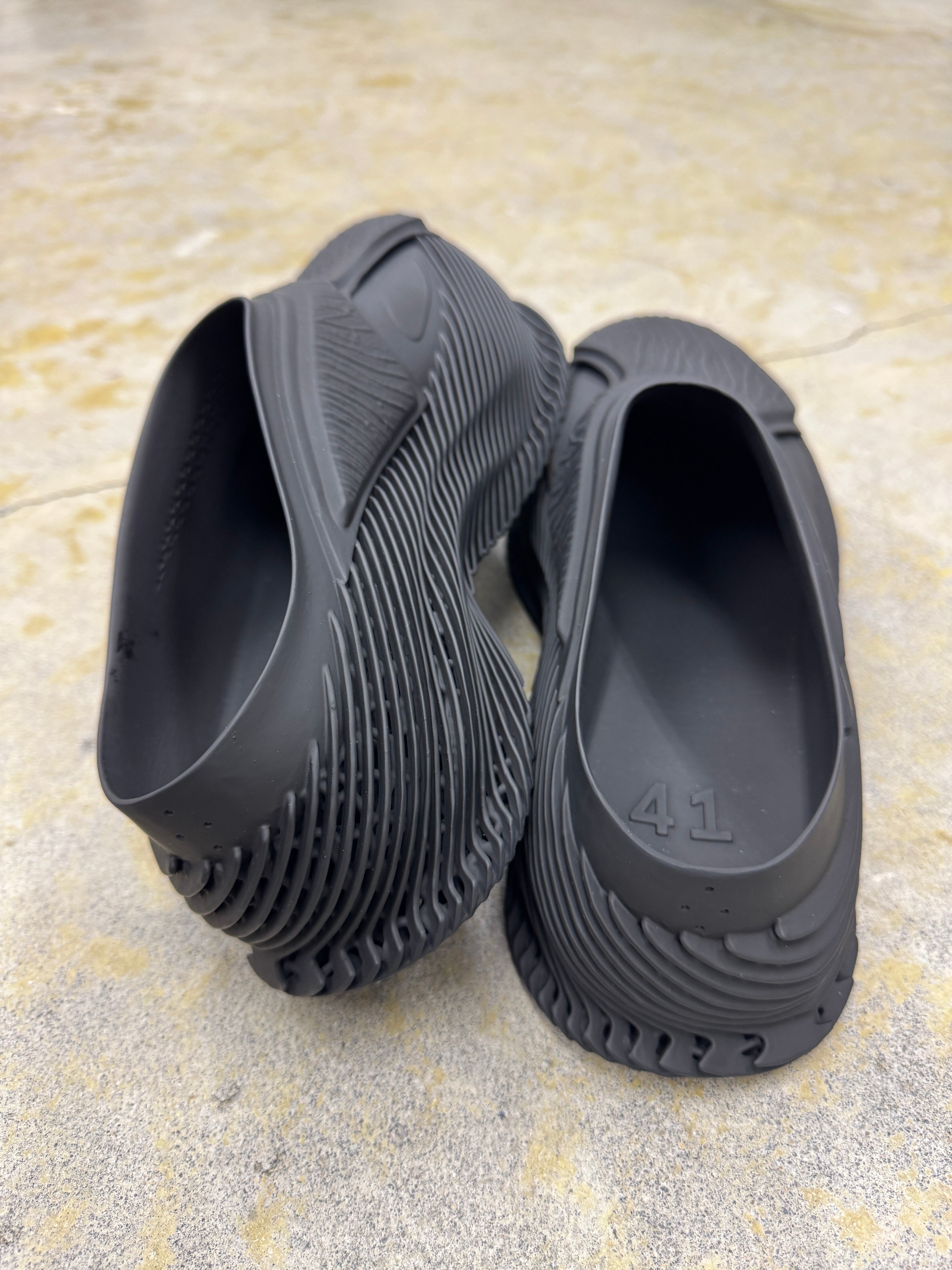 ALIVEFORM | STRATUM DERBY MULE | CHARCOAL | HOWDAY