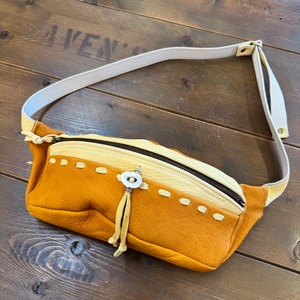 ナスングワム×アーリーモーニング【Nasngwam×Early Morning】DEARSKIN LARGE BODY BAG (camel)