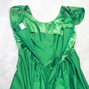 フラダンス 衣装 ワンピース ドレス グリーン系 Makalani ハワイアン アロハ サテン生地 緑 無地 シンプル レッスン 練習 フラ ダンス 光沢 高級感 鮮やか 華やか ふんわり 軽やか おしゃれ 上品 大人っぽい フレア ロングドレス パーティー ステージ衣装 きれい サテン 光沢感 おしゃれなデザイン