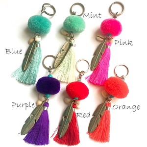 ポンポン タッセル キーホルダー 6色～貝殻&フェザーチャーム付★バッグチャーム/キーリング【バリ島直輸入】