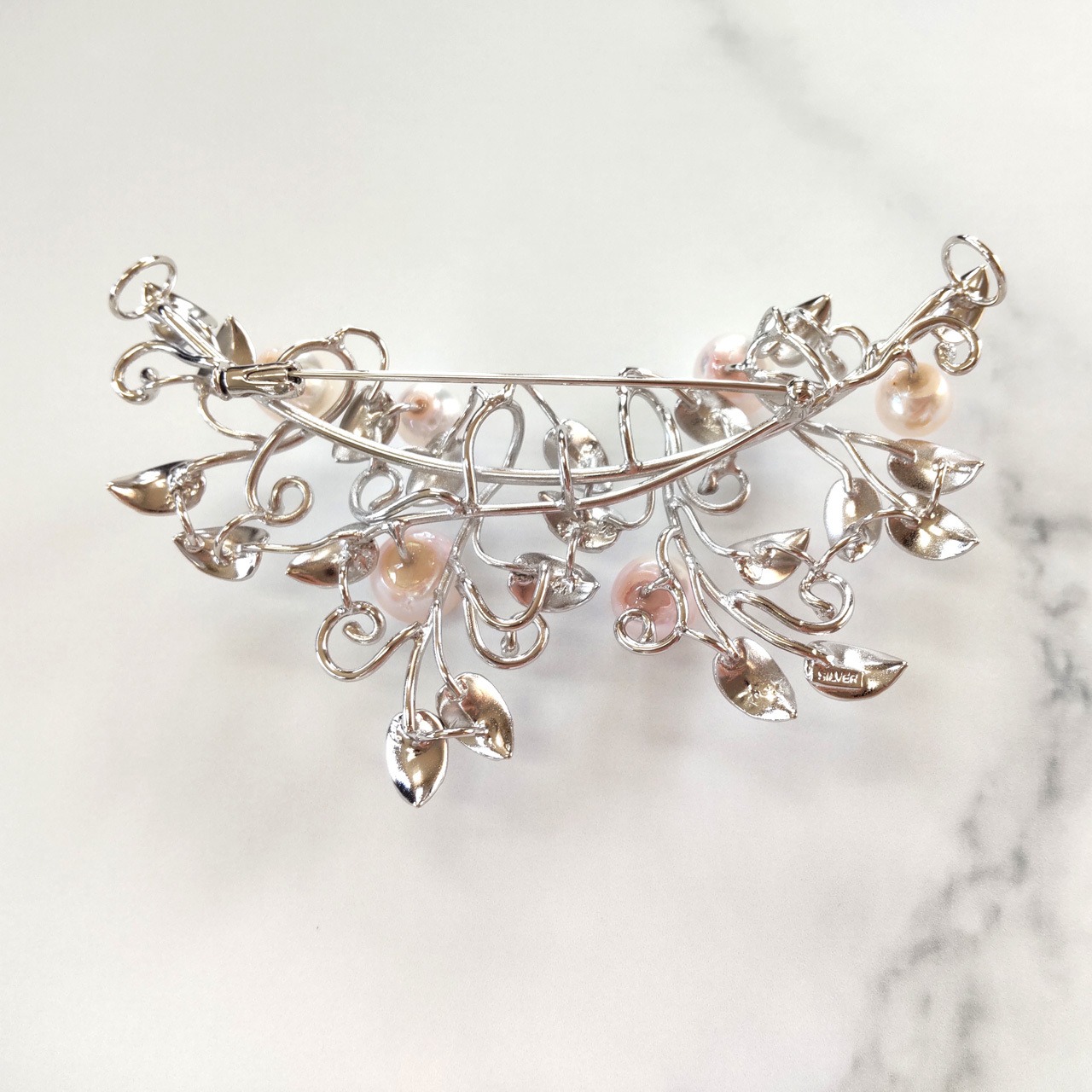 「繊細な美しさ」アコヤ真珠ネックレス（はずしてブローチとしても使用できます）