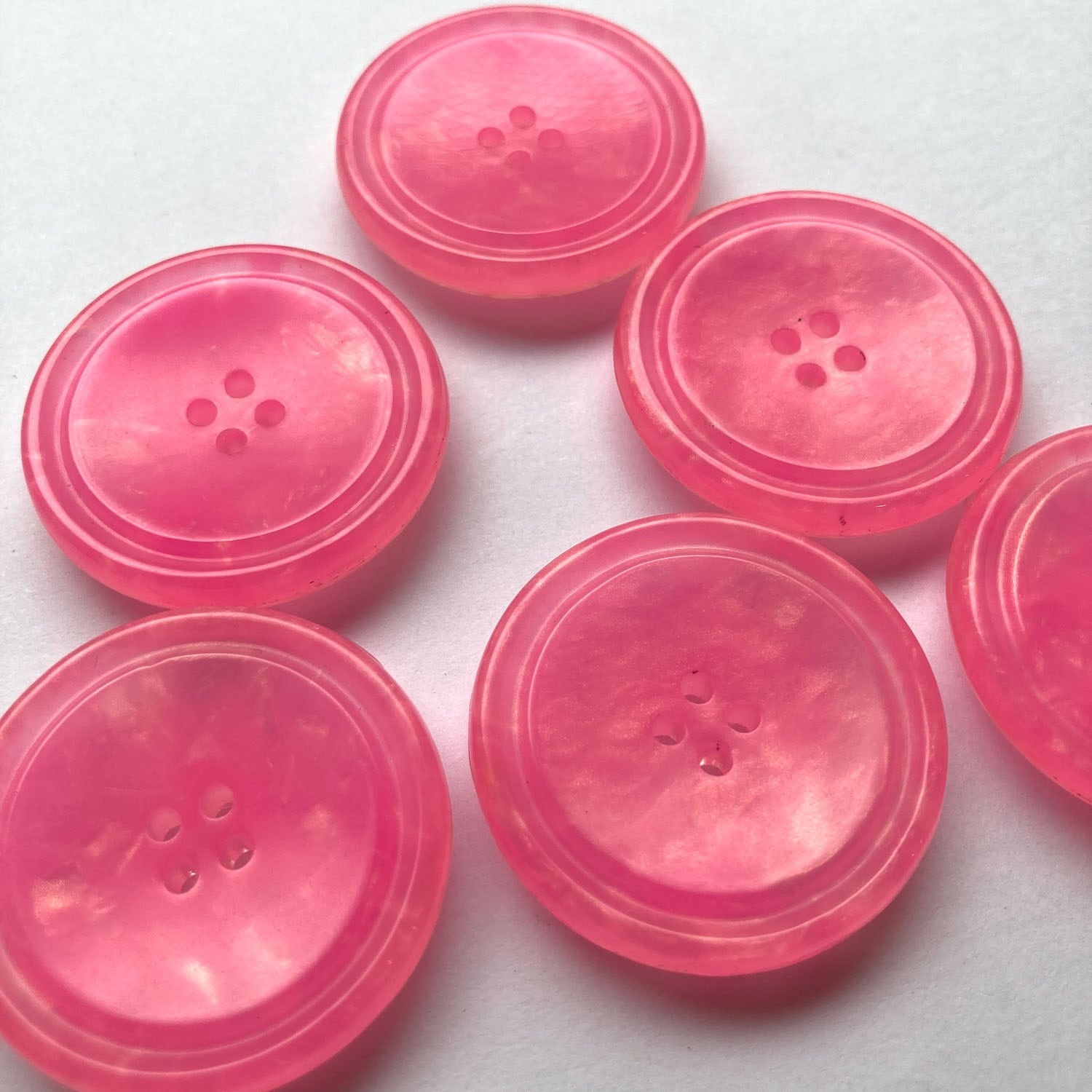 ピンク4つ穴ボタン（30mm） | Dua-アクセサリーパーツショップ