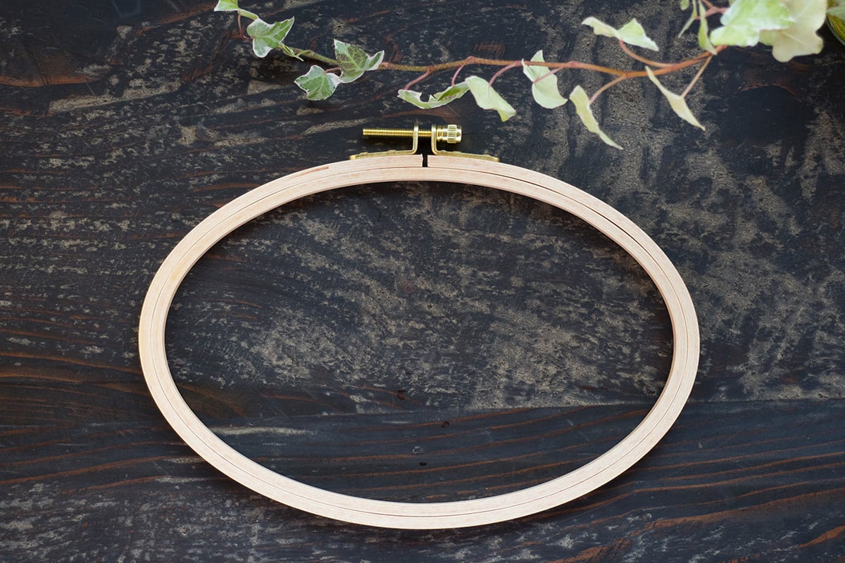 ヨーロッパヴィンテージ  聖母子　刺繍入り　木製フレーム　オーバル ヨーロッパヴィンテージ 聖母子 刺繍入り 木製フレーム オーバル