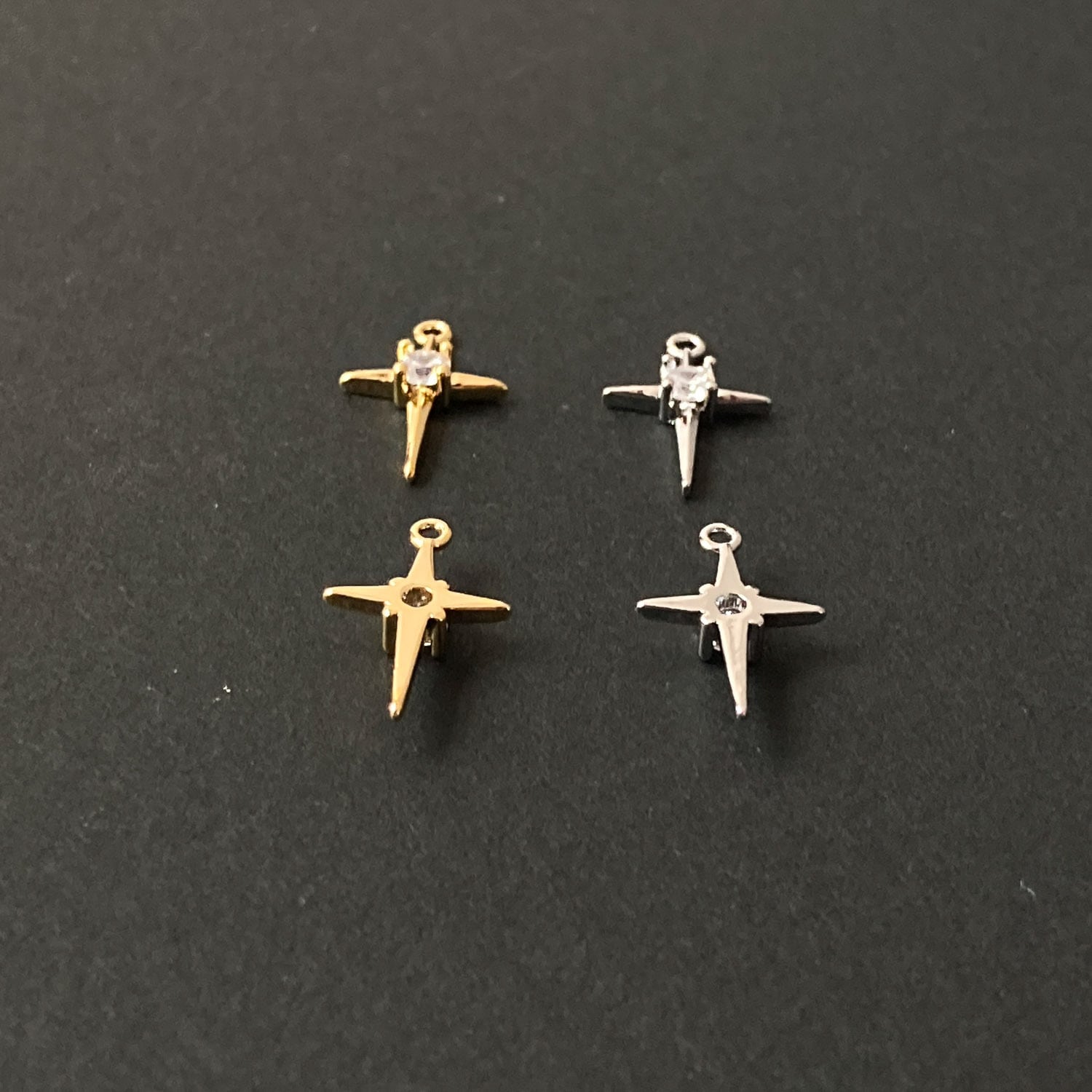 十字星のジルコニア付きメタルチャーム（16K/プラチナメッキ） | Dua