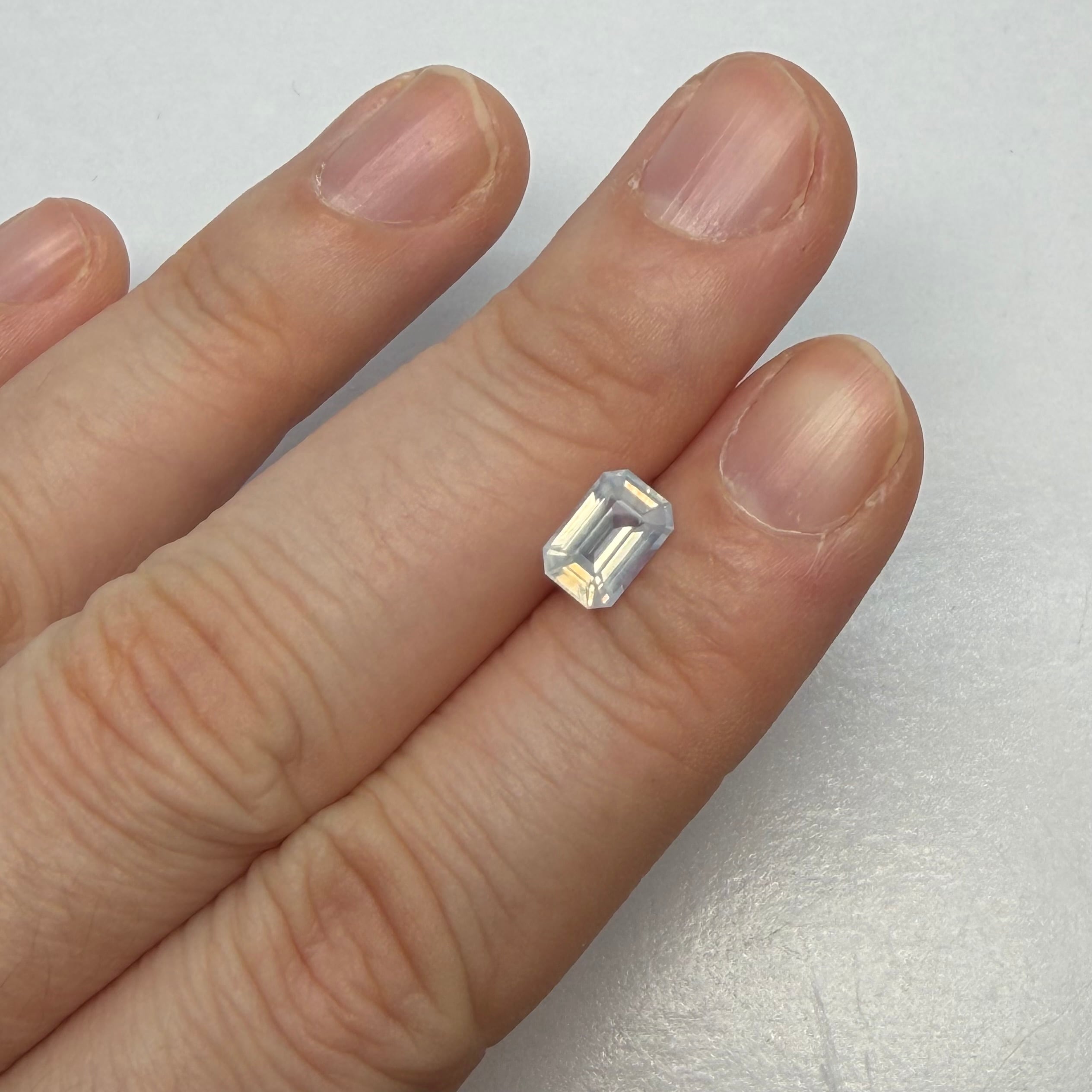 オーロラのようなシルキーホワイトサファイア