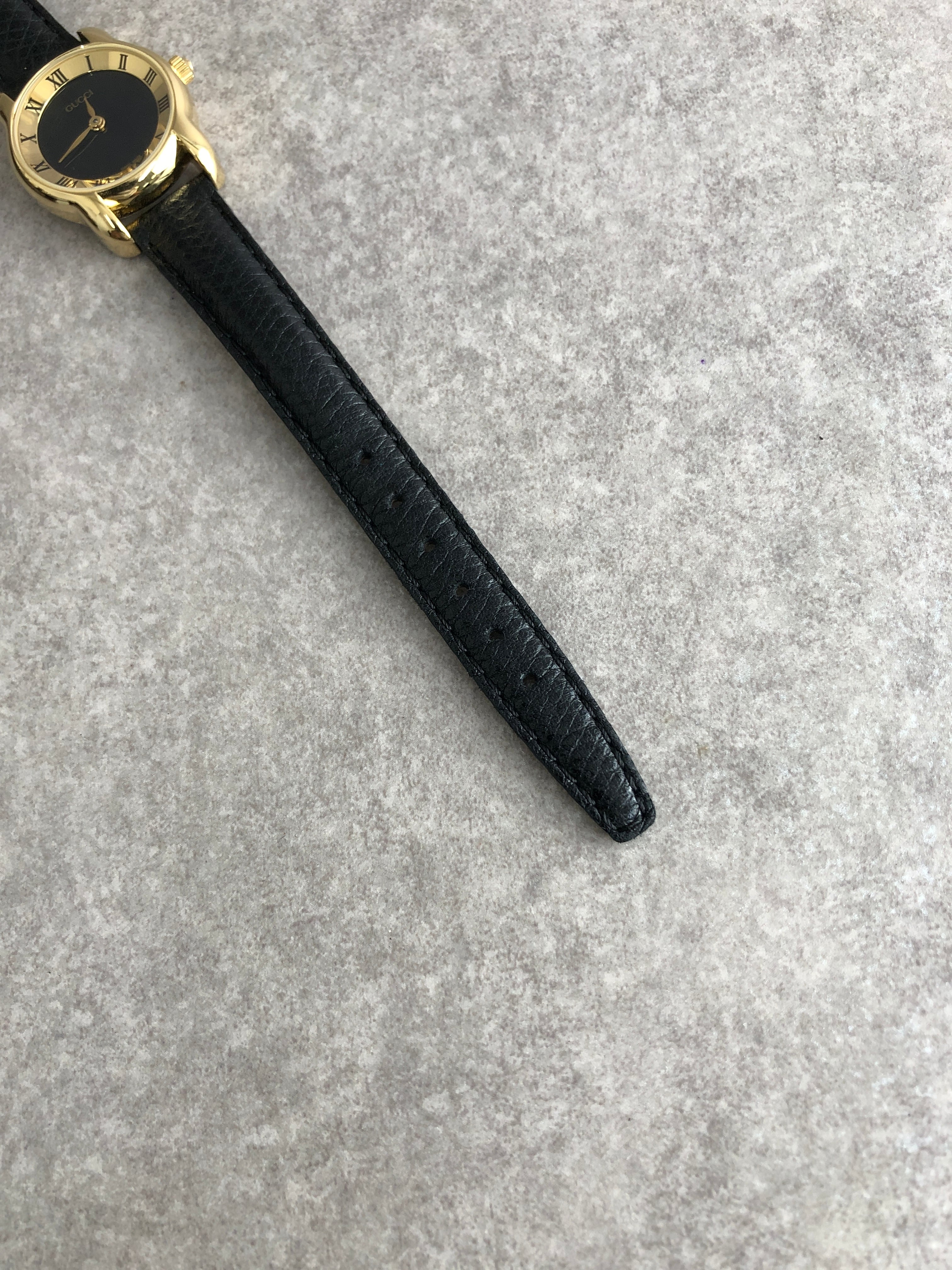GUCCI グッチ 腕時計 ブラック×ゴールド ローマ文字 5100L レザー