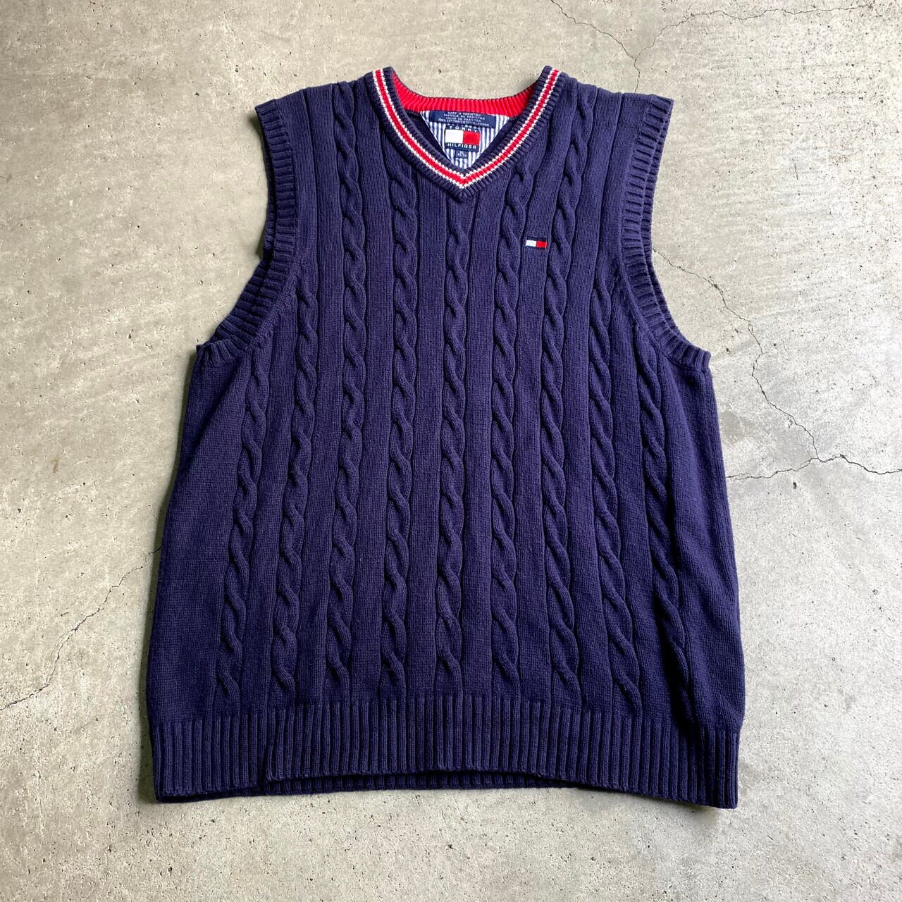 90年代 TOMMY HILFIGER トミーヒルフィガー Vネック コットンニットベスト メンズL ヴィンテージ ワンポイント 刺繍 ケーブルニット 古着 ネイビー 紺色 ビンテージ 90s【ニットセーター】 | cave 古着屋【公式】古着通販サイト powered by BASE
