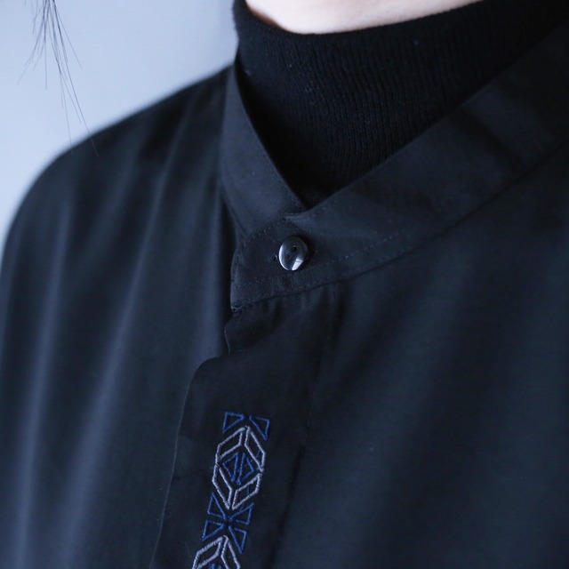 "刺繍" gray×blue geometry design fry-front band-collar minimal mode shirt