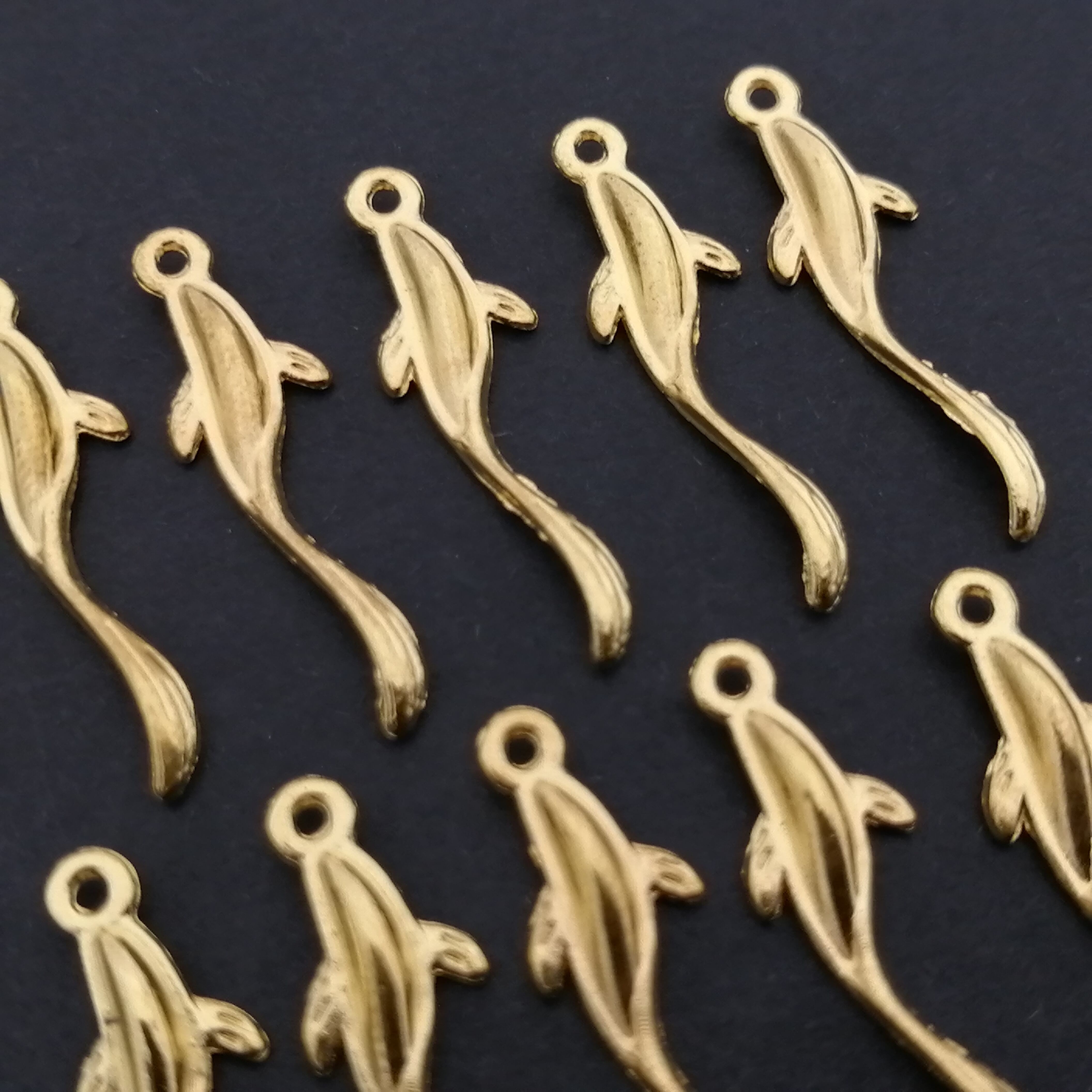 イルカ チャーム 合金 ゴールド 約26×7mm 10個 [A145] | ハンドメイド