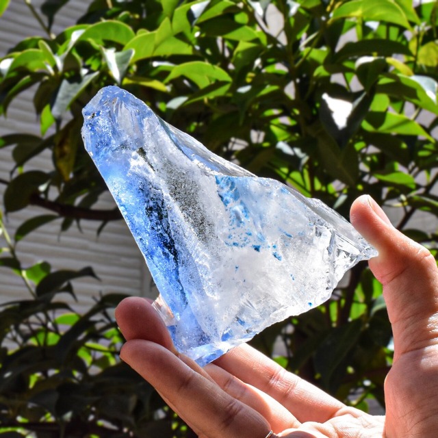 虹入り シエラネバダ産 アンダラクリスタル原石 ドラゴンヘッドアイスブルー