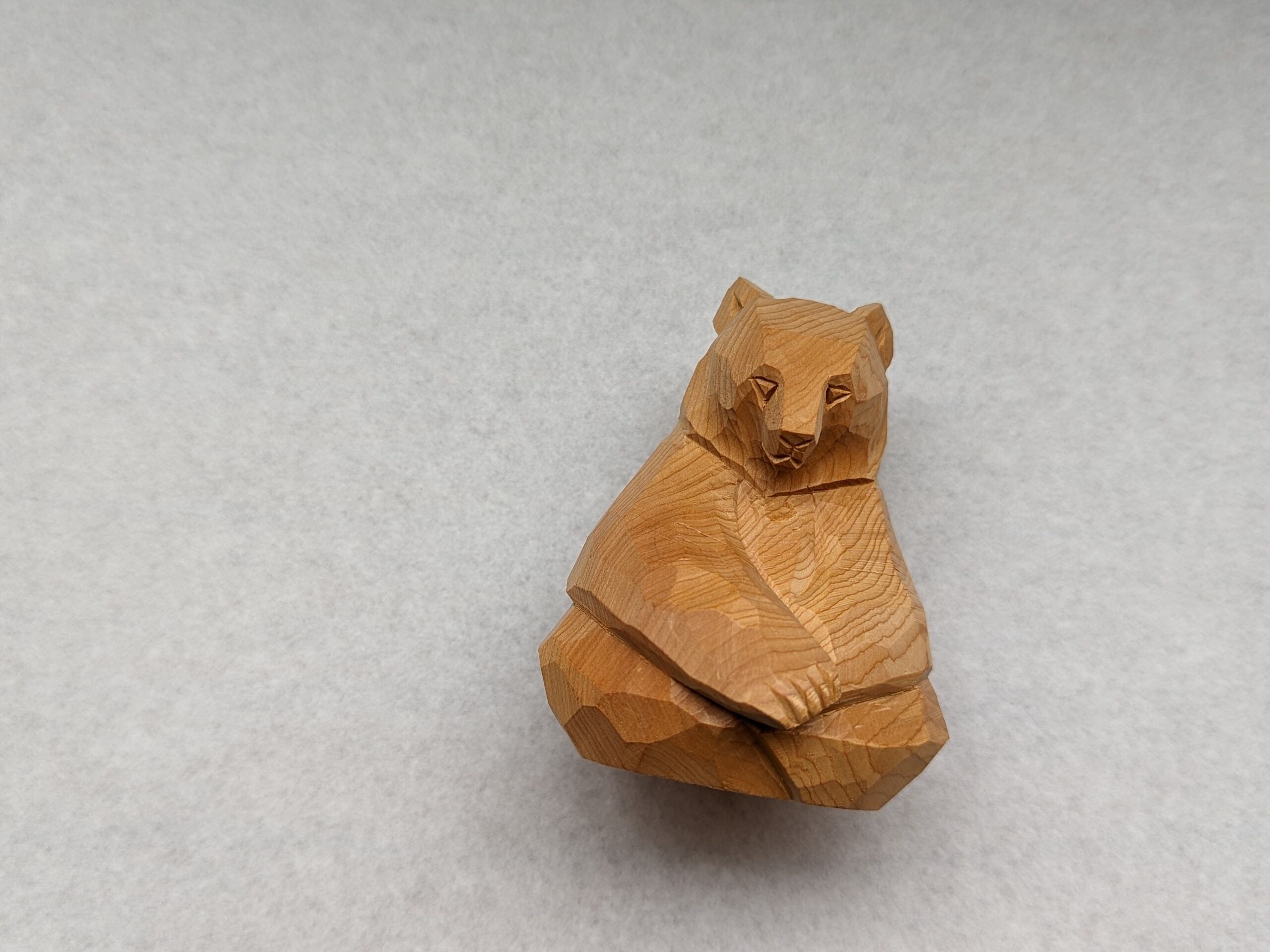 賀上隼敬　あぐら座り熊　#２「スマート」　|　木彫りの熊