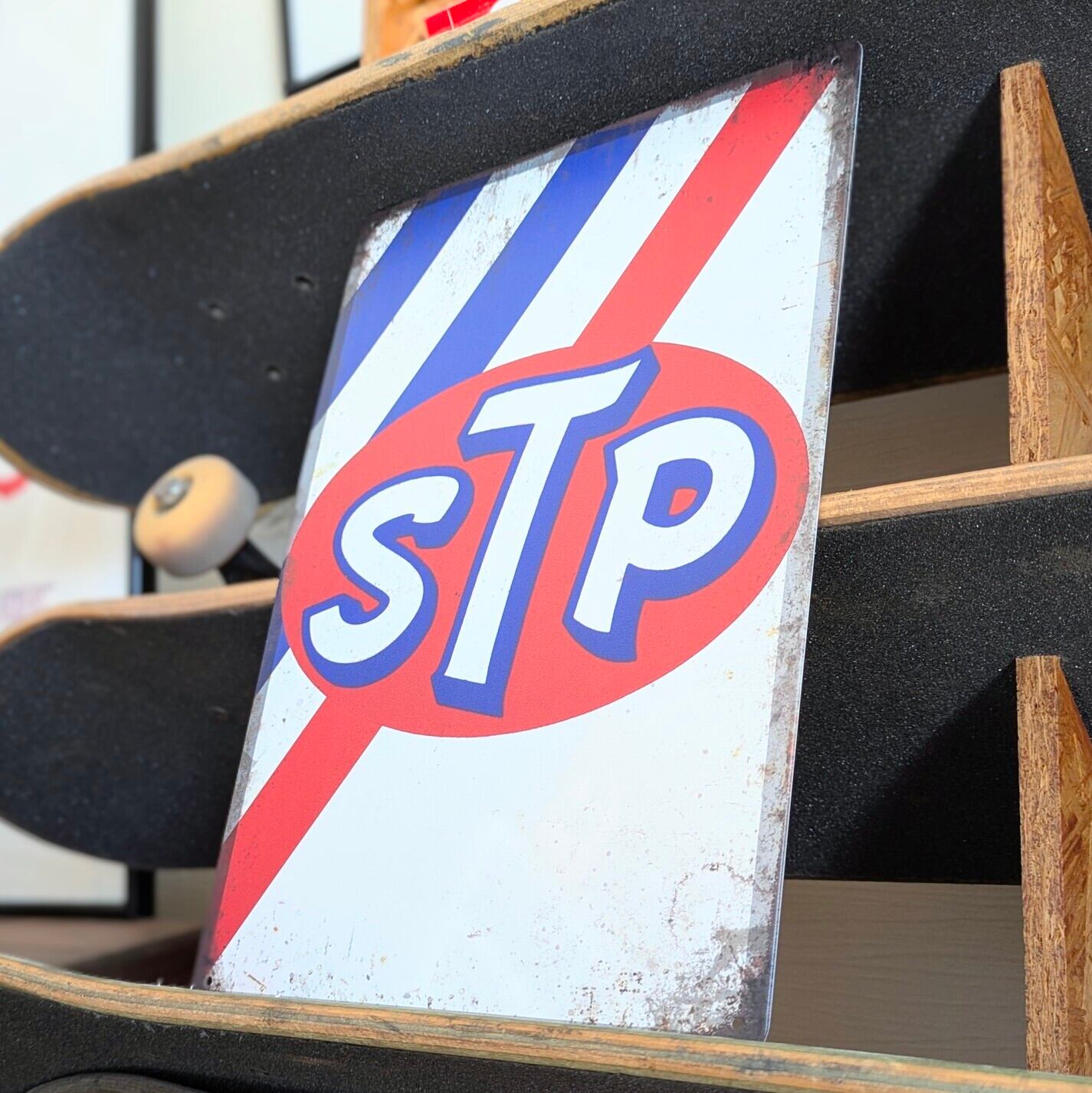 送料無料!ちょうどいいブリキ看板 【 STP Scientifically Treated Petroleum ) 】METAL SIGN / メタルサイン / ブリキ看板 / サインボード / ビンテージ加工〚アメリカン雑貨 アメトイ〛