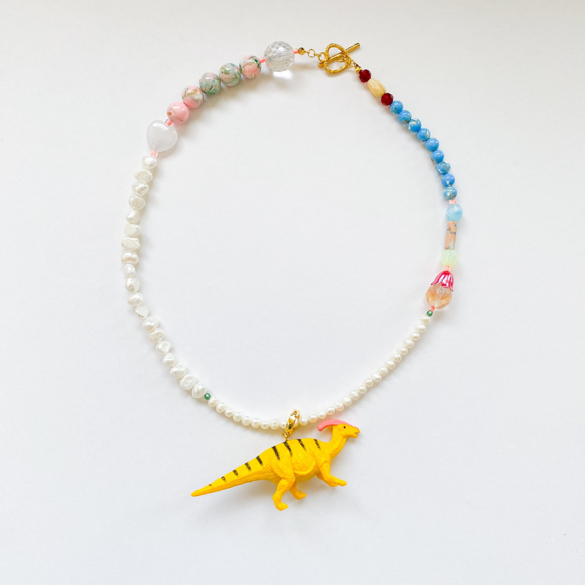 淡水パールとビーズのネックレス 恐竜チャームつき