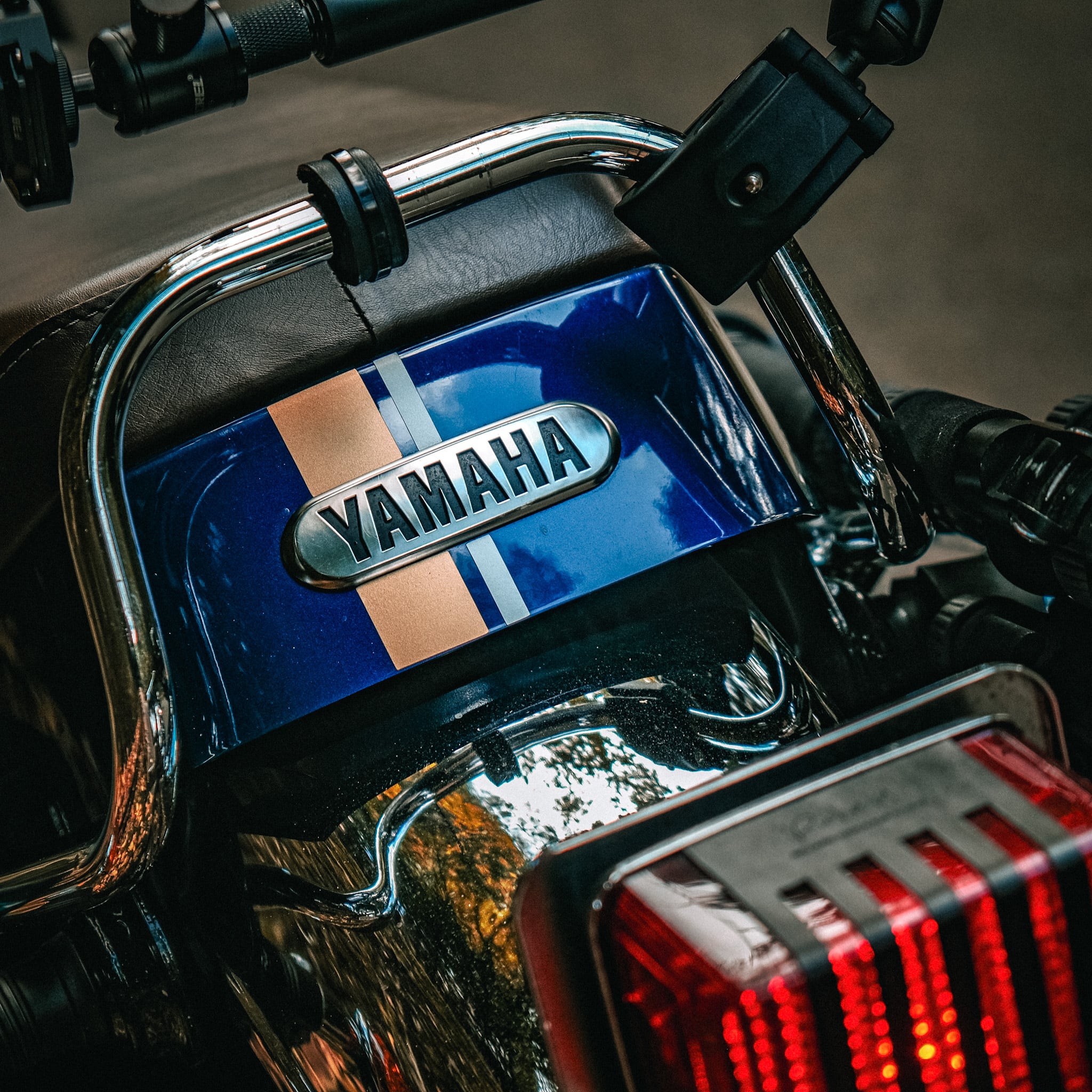 YAMAHA SR400 リアーシートカバー&ヘッドライト用デカール ネオ