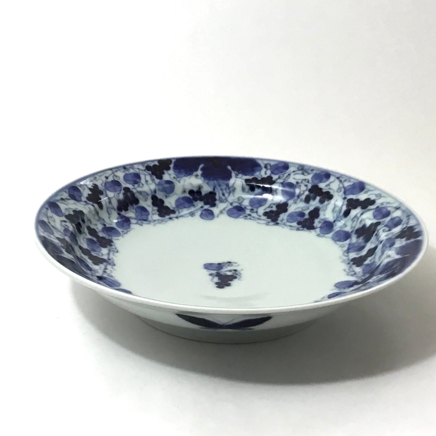 リム付き葡萄唐草七寸皿