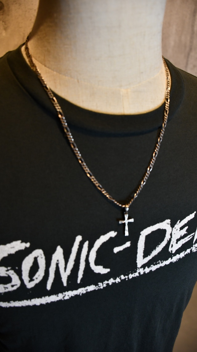 ANTIDOTE BUYERS CLUB Engraved Cross Charm Figaro Chain Necklace (60cm)　アンチドートバイヤーズクラブ　kj着