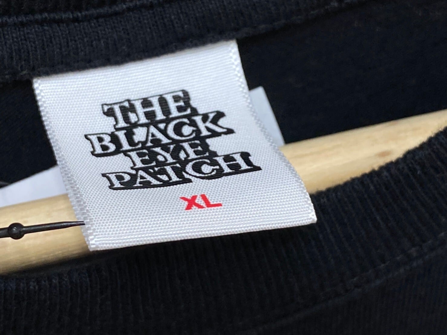 black eye patchDANGER HOTLABEL TEE BLACK