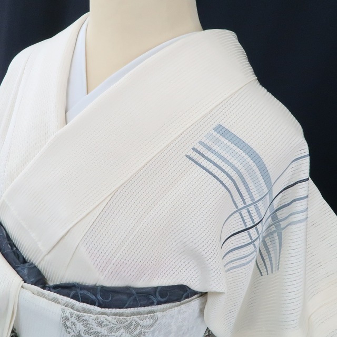 未着用 縦絽 銀駒刺繍 着物 正絹“ぐるぐる舞い降りる銀色の華”訪問着 