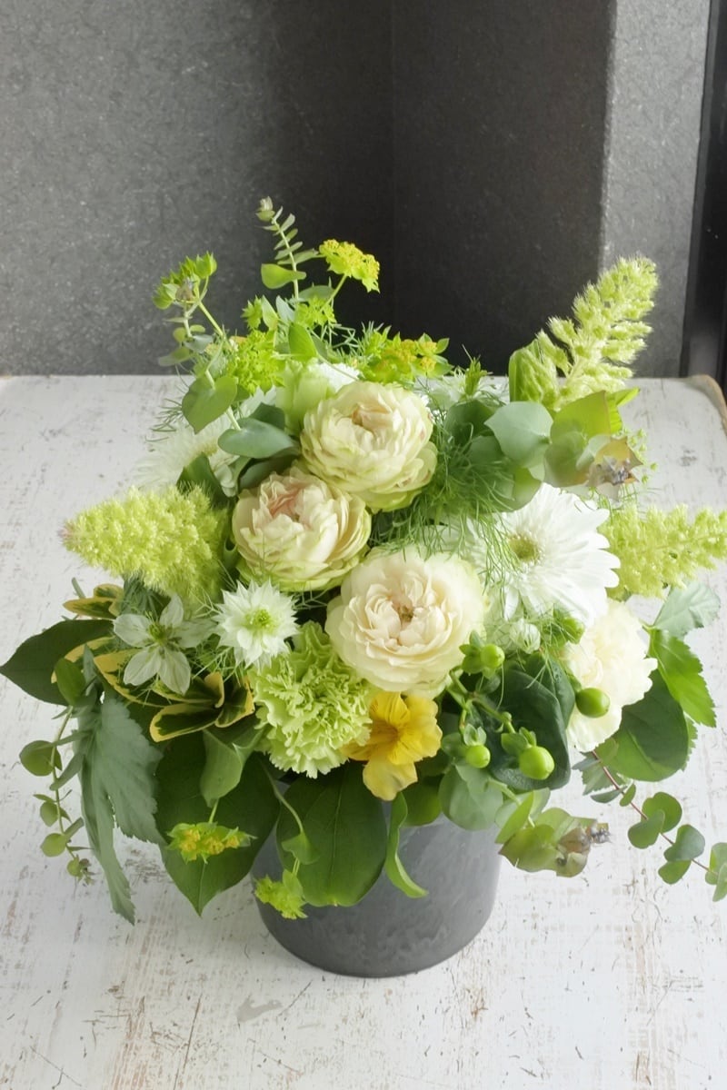 爽やかグリーンのフラワーアレンジメントM | GLUCK Floristik