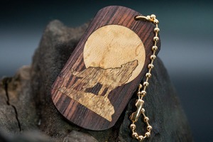 【王室御用達 】キングウッド ドッグタグ 象嵌 月と狼