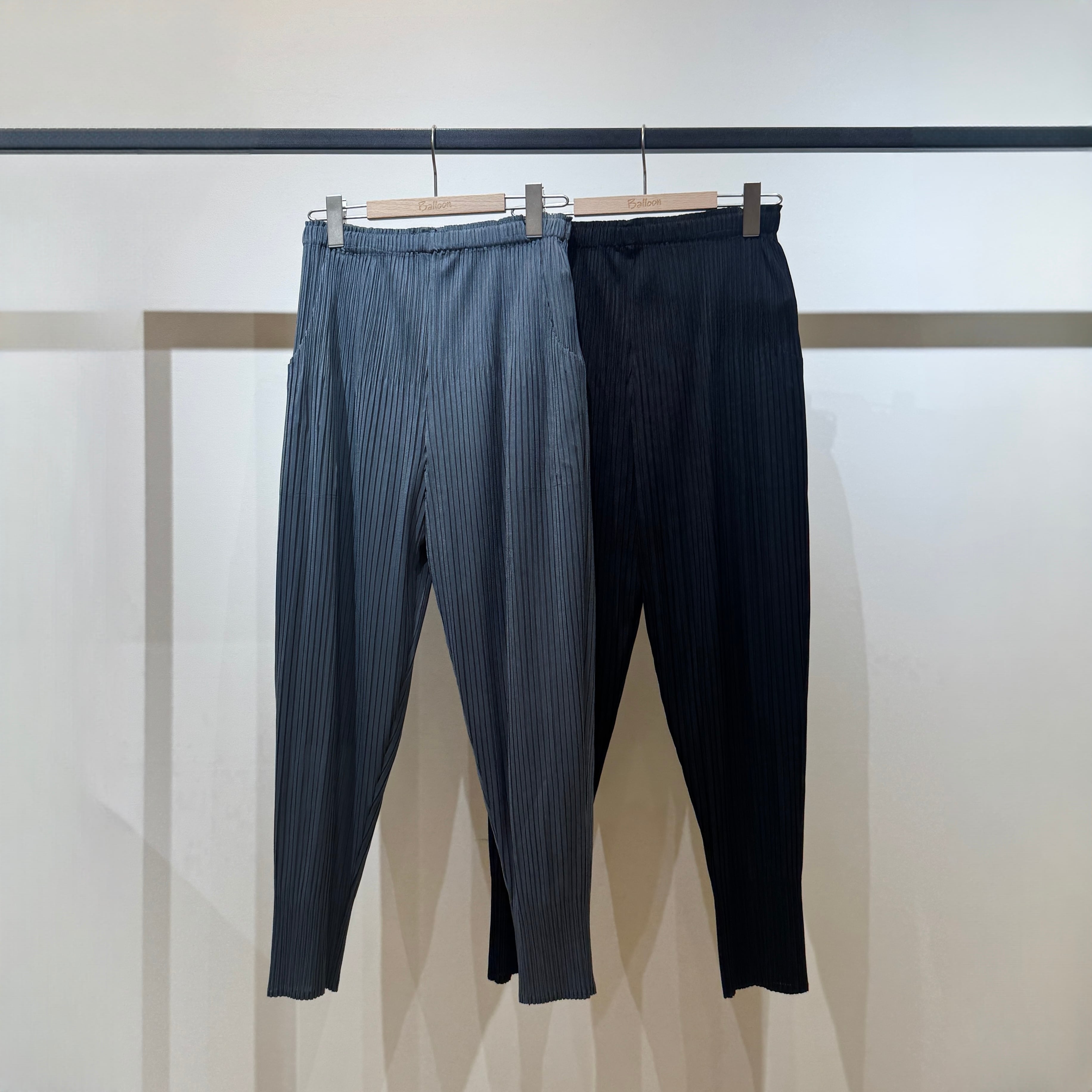テーパードプリーツパンツ