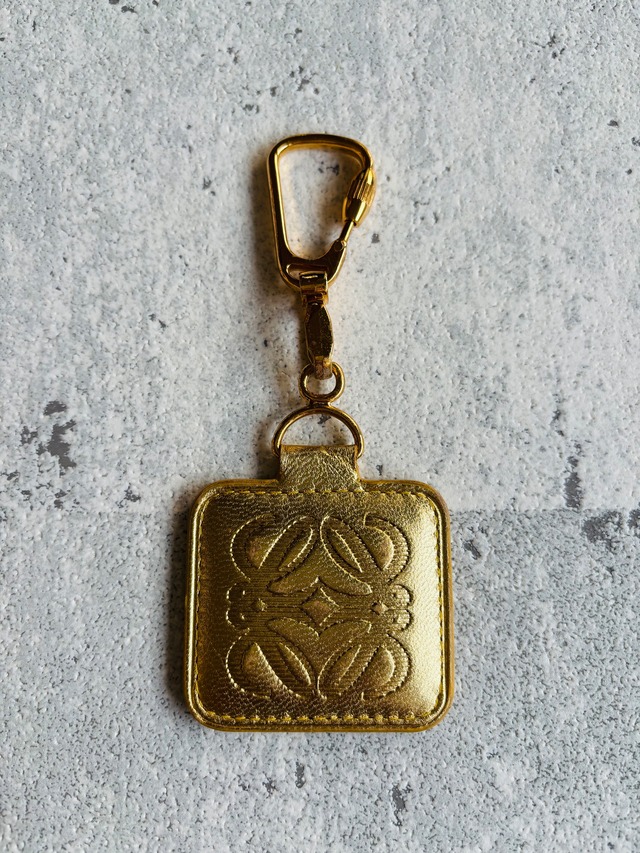 LOEWE ロゴ型押し キーリング ゴールドカラー