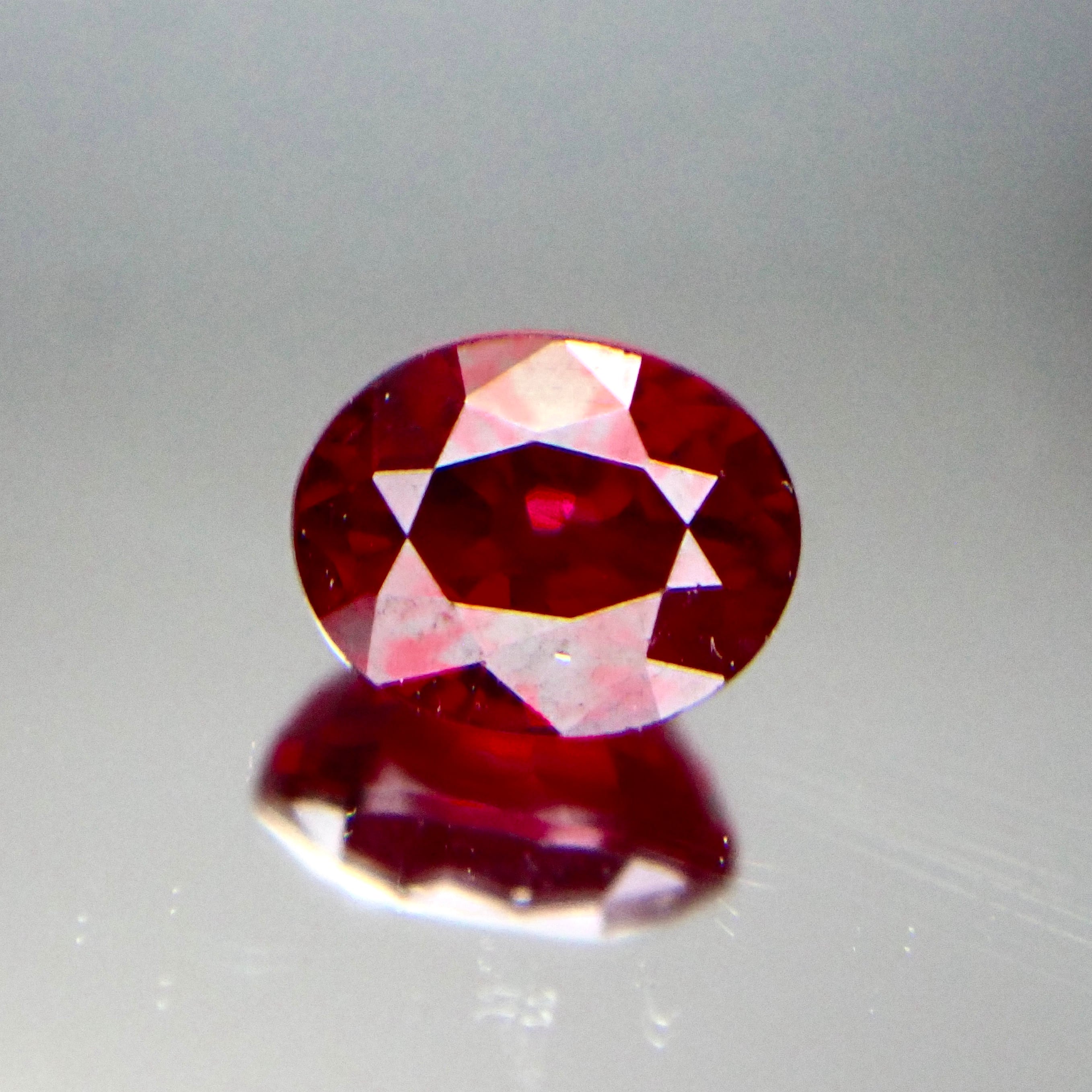 情熱の深紅、奇跡の一石 0.46ct 天然ピジョンブラッドルビー