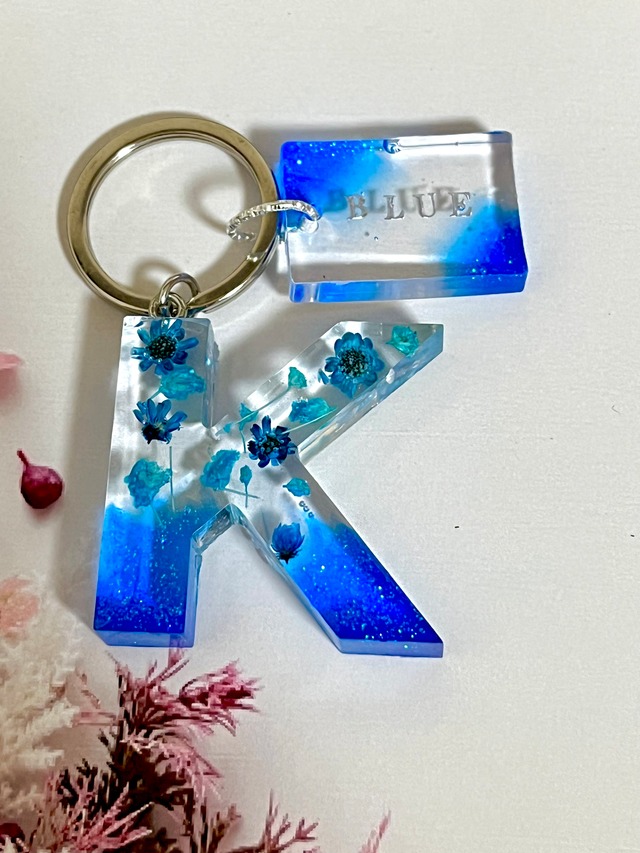 BLUEのFlowerイニシャルキーホルダー