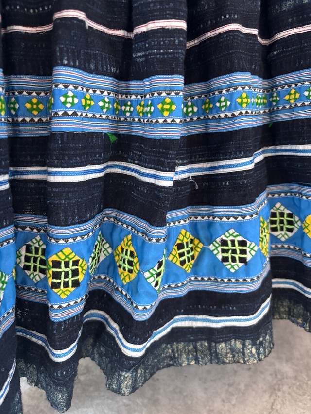 モン族スカート 089 ロング 裾ボリューム 贅沢に巻きスカート1枚使用 藍染布 手刺繍　bamiオリジナルパターン