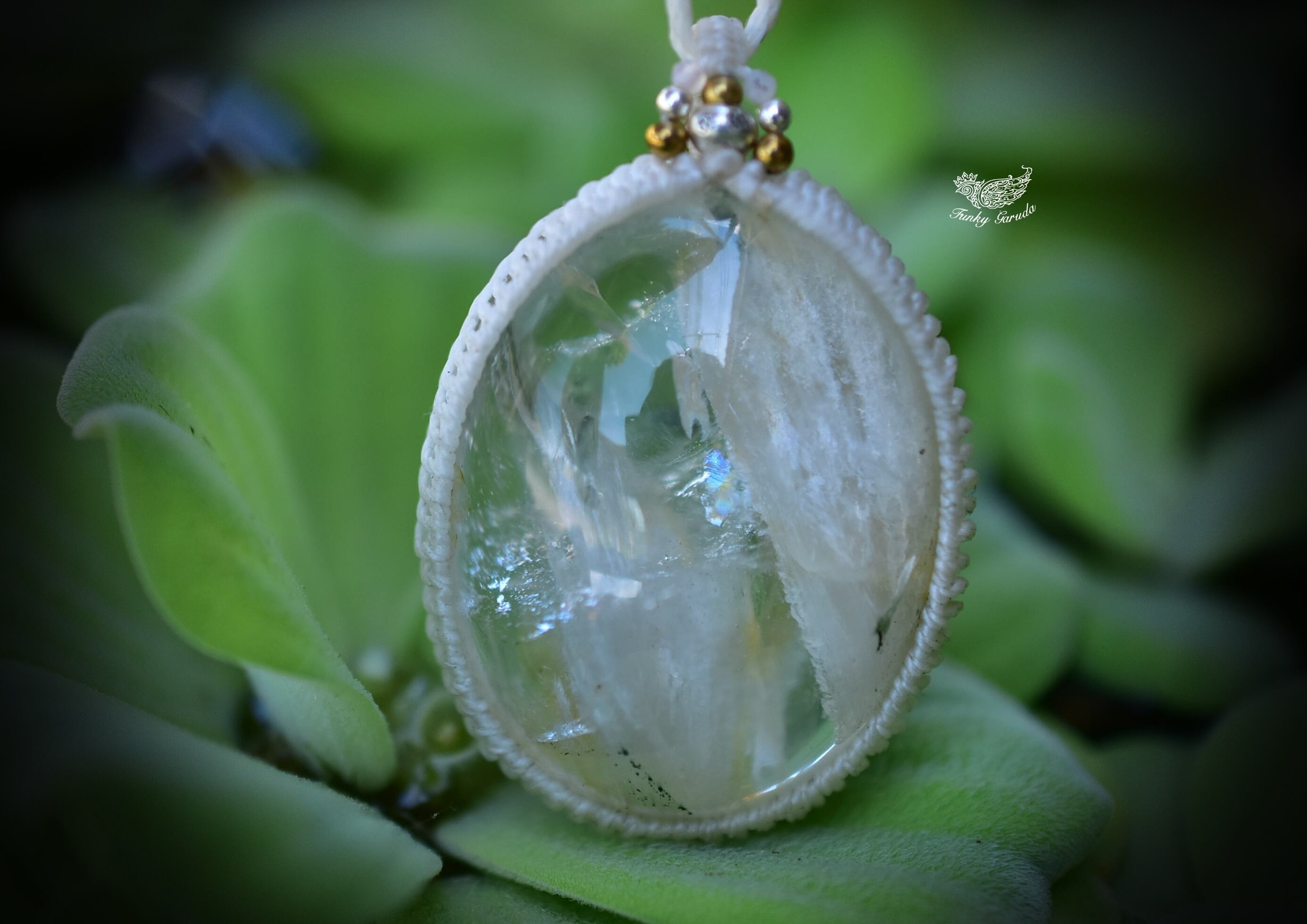 ホワイトガーデンクォーツ翼ブレスレット　マクラメアクセサリー 14ad86c7d2b98918d1b80ac7f6f42e