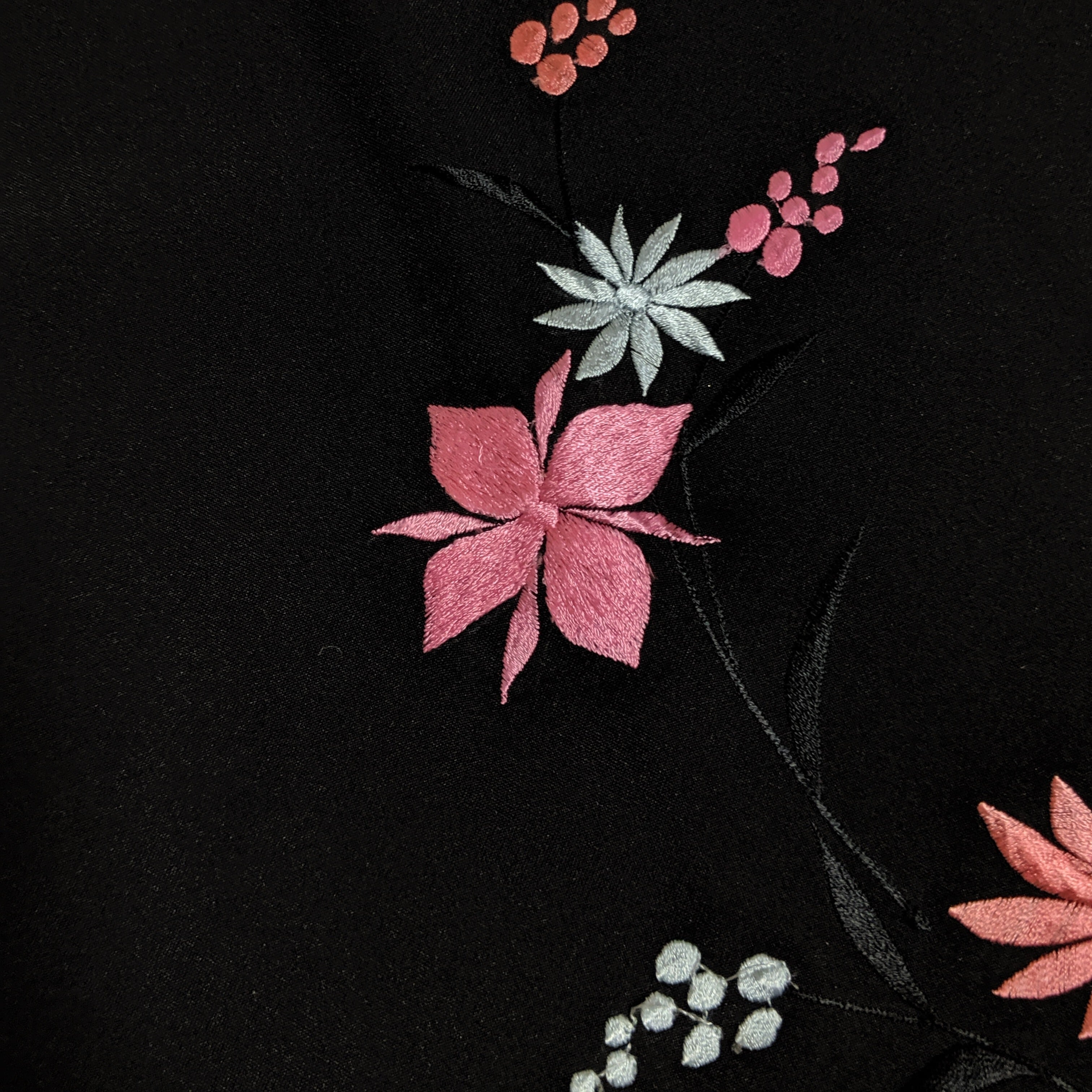 13145】 古着 ヴィンテージ 着物羽織 黒羽織 刺繍 花模様 ピンク 水色 