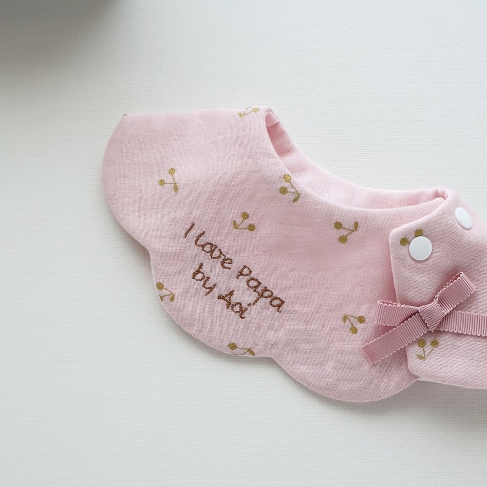 チェリー リース型 スタイ 名入れ刺繍 | baby's breath