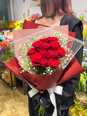 赤薔薇12本とカスミソウのブーケ