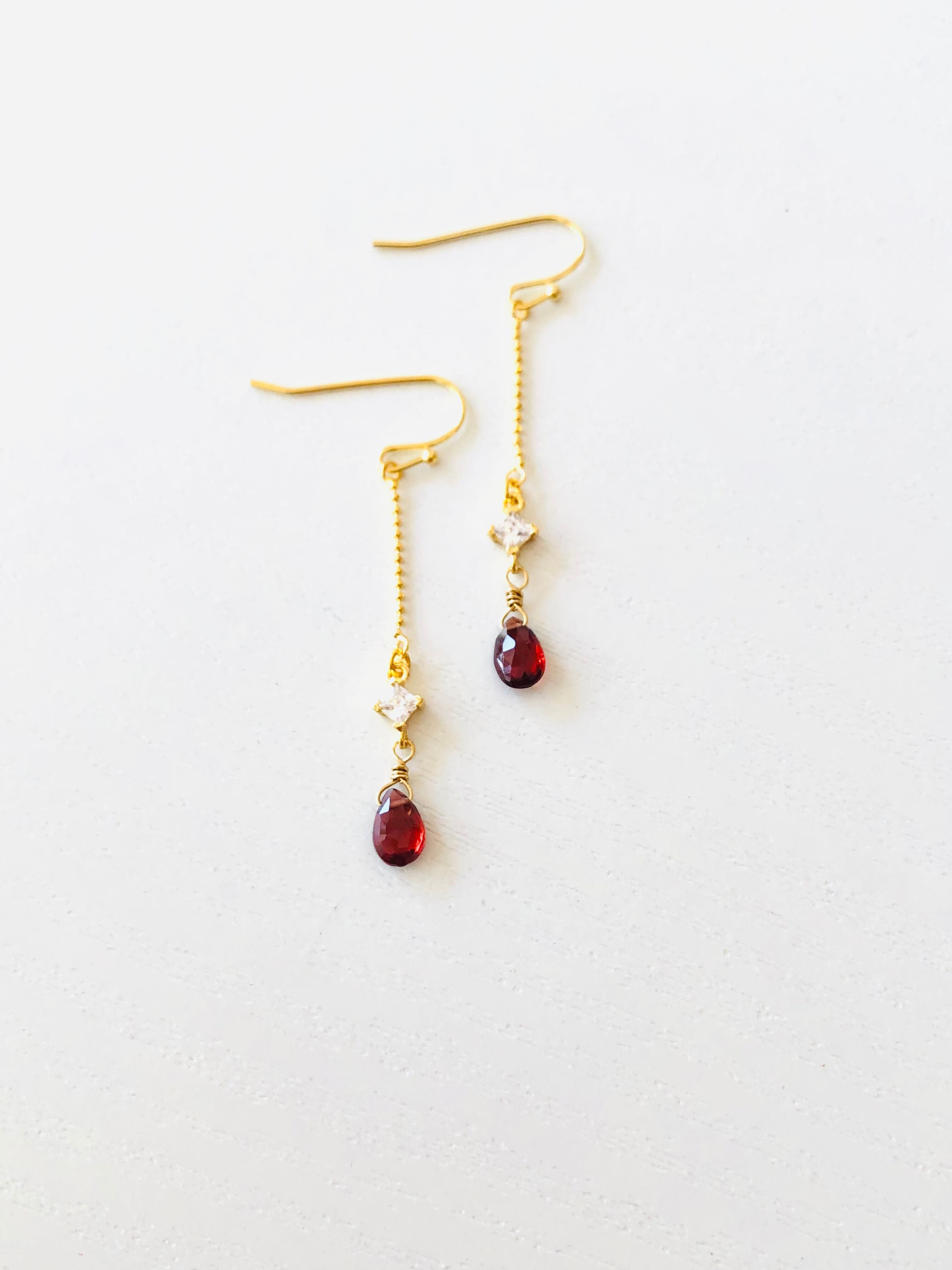 宝石質ガーネットのゆらゆらピアス