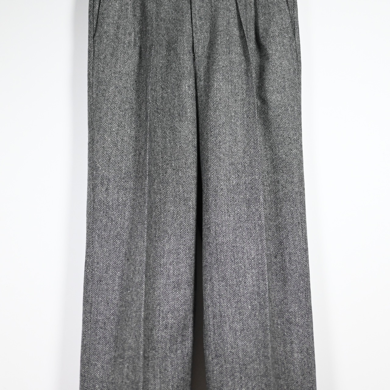 INTERIM / INDIA WOOL CLASSIC HERRINGBONE WITH LEATHER PIPING 2-TUCK STRAIGHT SLACKS
