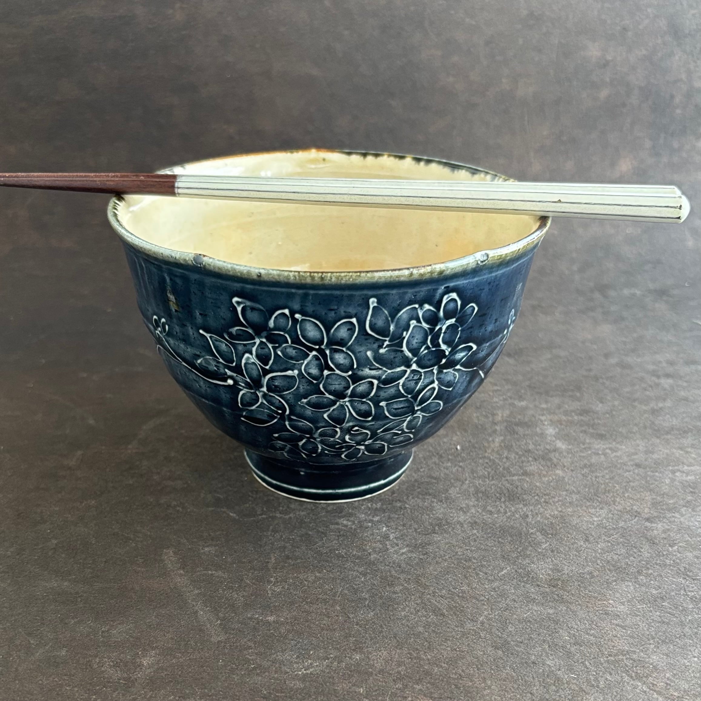 土和のルリエフ 藍釉 花形丼ぶり