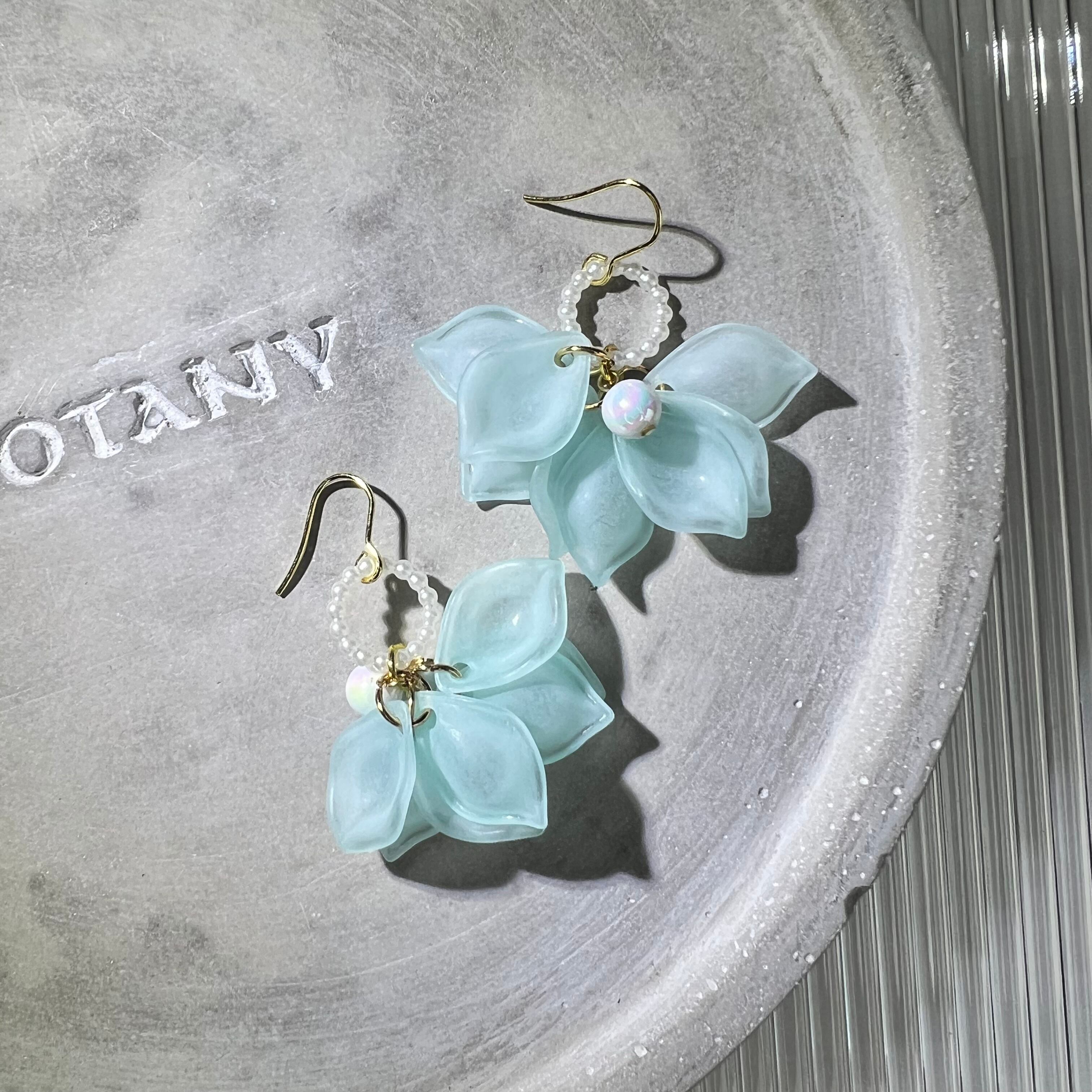 ブルーの花びらピアス・イヤリング | handptmade