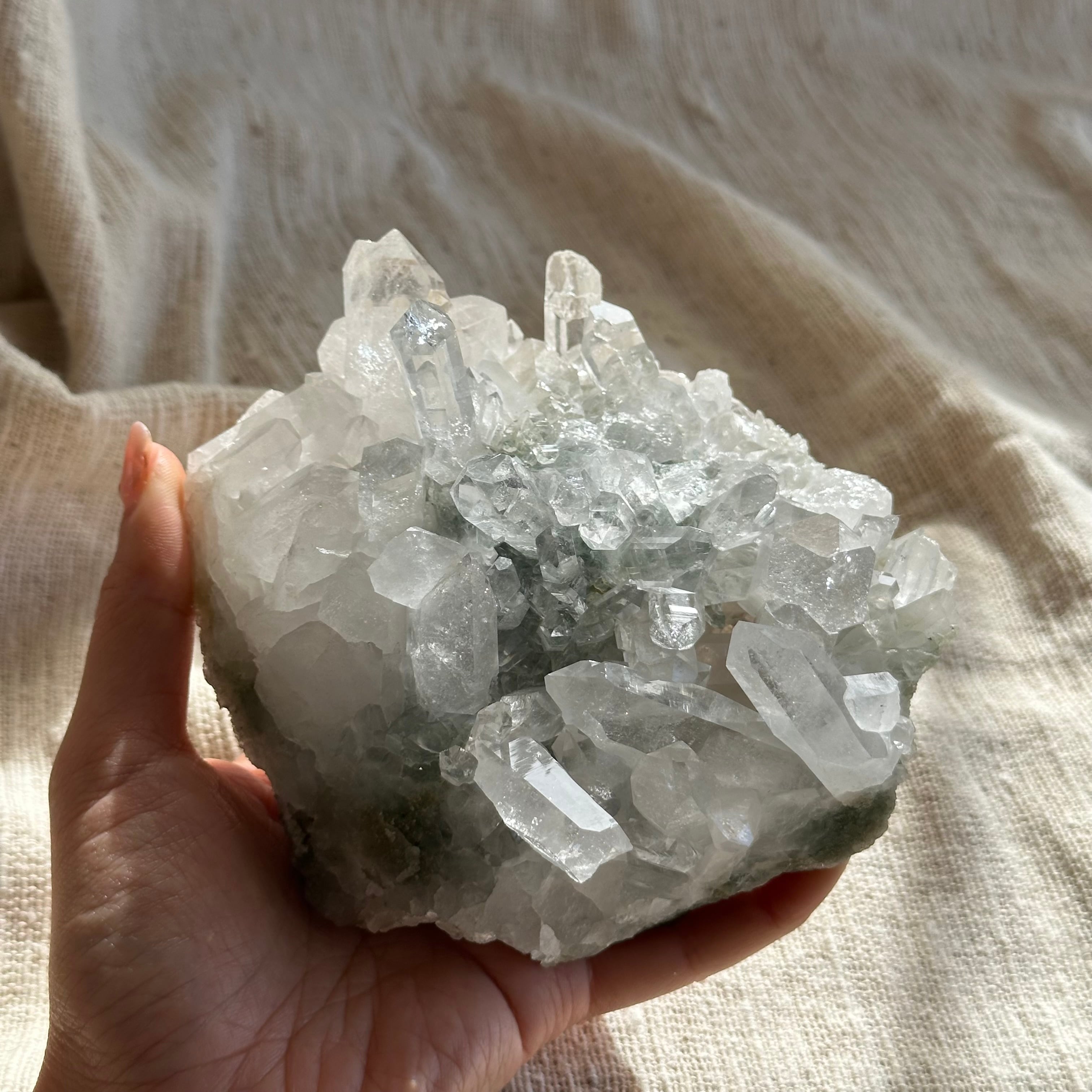 ヒマラヤ水晶 クラスター マニハール産 クローライト共生 マニハール産 ヒマラヤ水晶】クロ―ライト共生クラスター｜整った形状