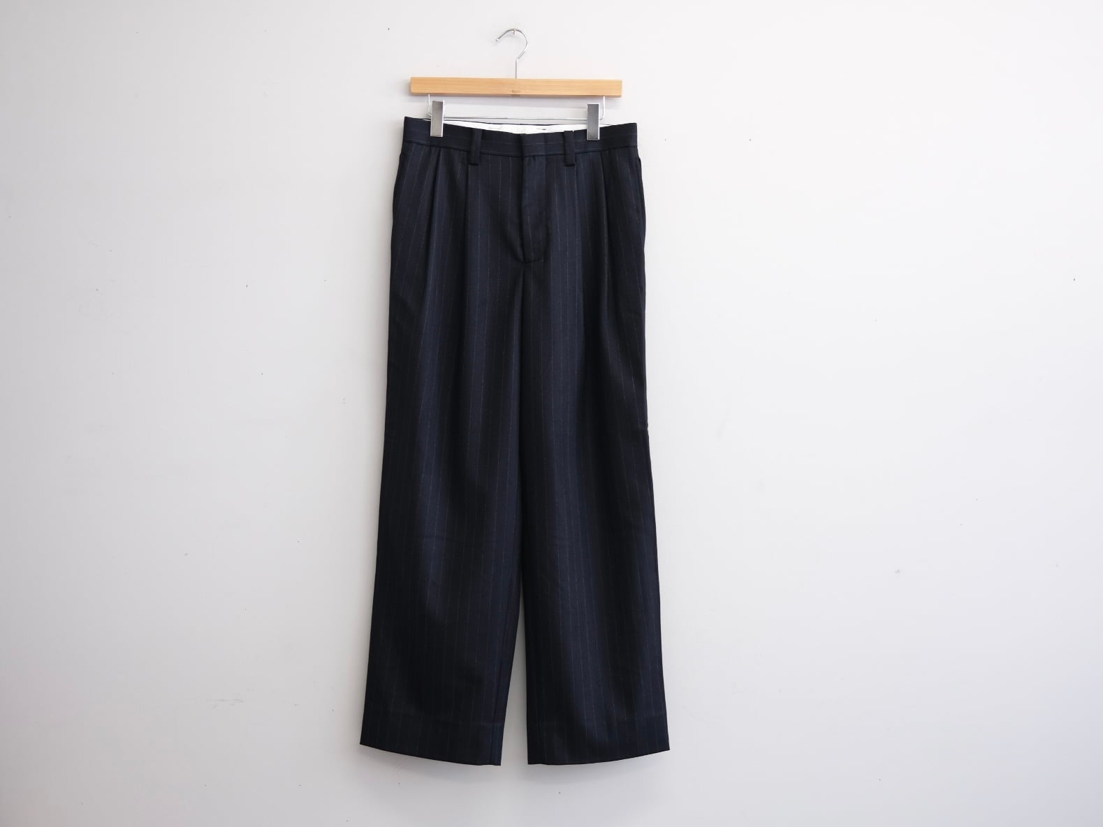 UNIVERSAL PRODUCTS.” WOOL 2 TUCK TROUSERS” | Lapel online store