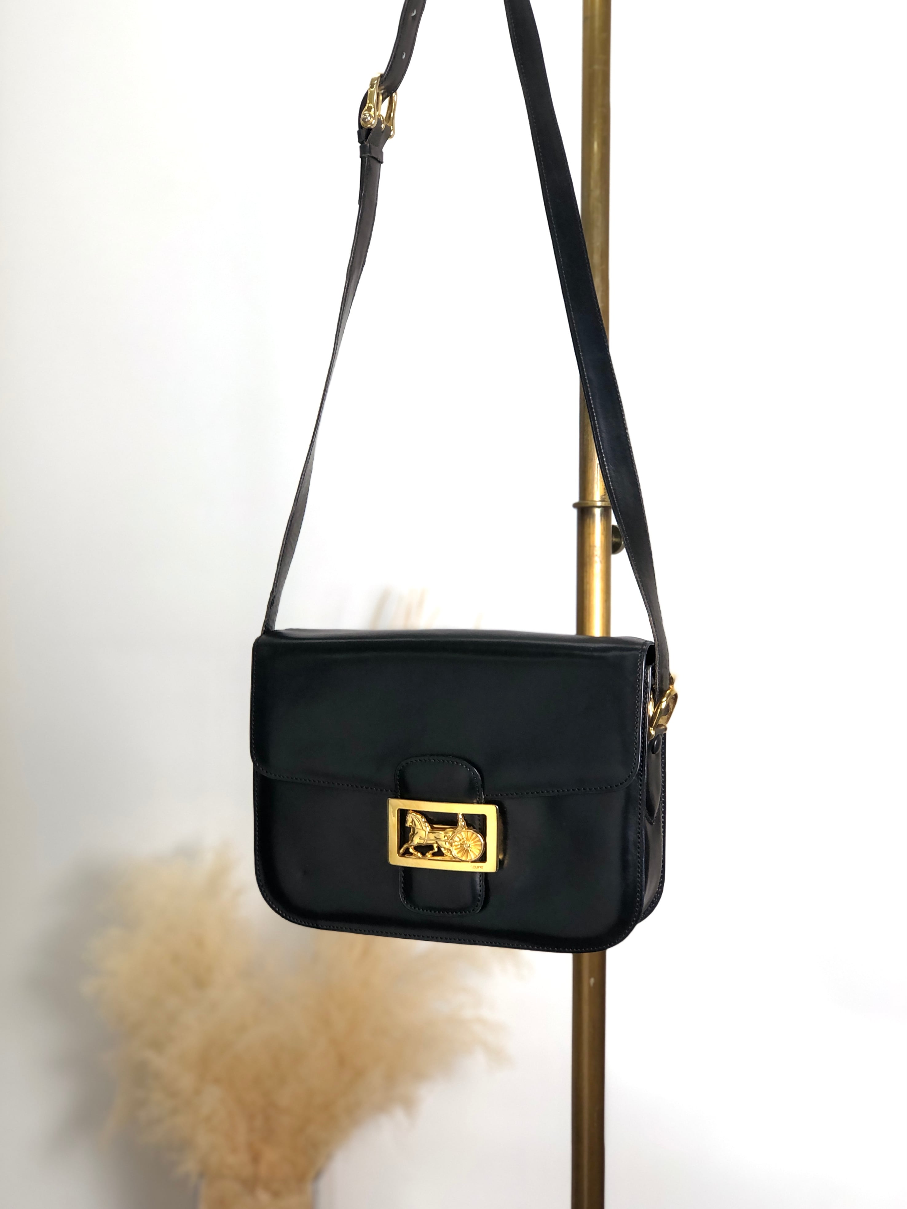 CELINE セリーヌショルダーバッグ馬車ロゴ型押し ホースキャリッジ CELINE セリーヌショルダーバッグ馬車ロゴ型押し ホースキャリッジ