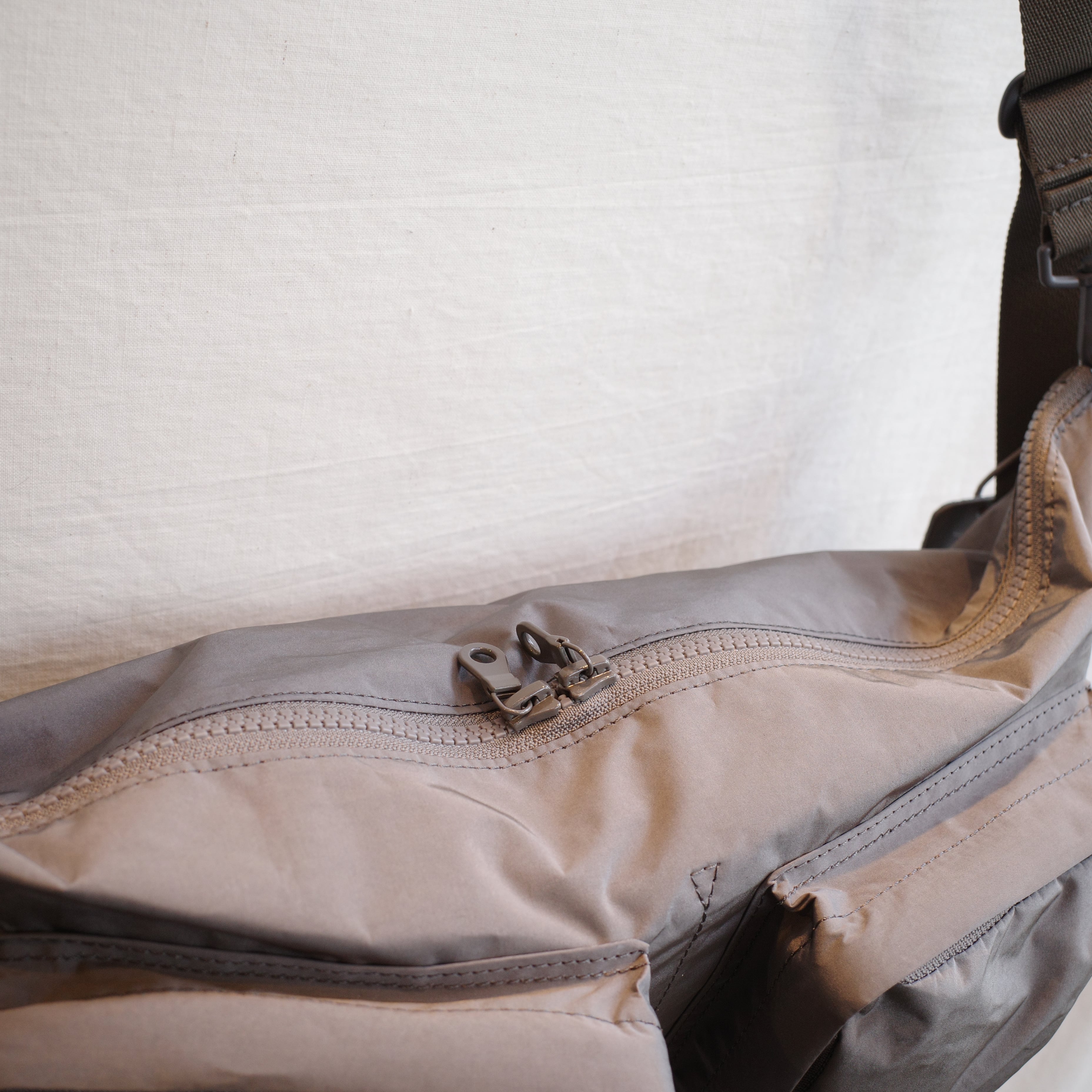 再入荷AMIACALVA(アミアカルヴァ)Spilit Yarn Body bag grey-(F-009