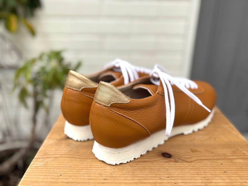 秋新作クラシックレトロ・キャメルシュリンクレザースニーカー | EMA