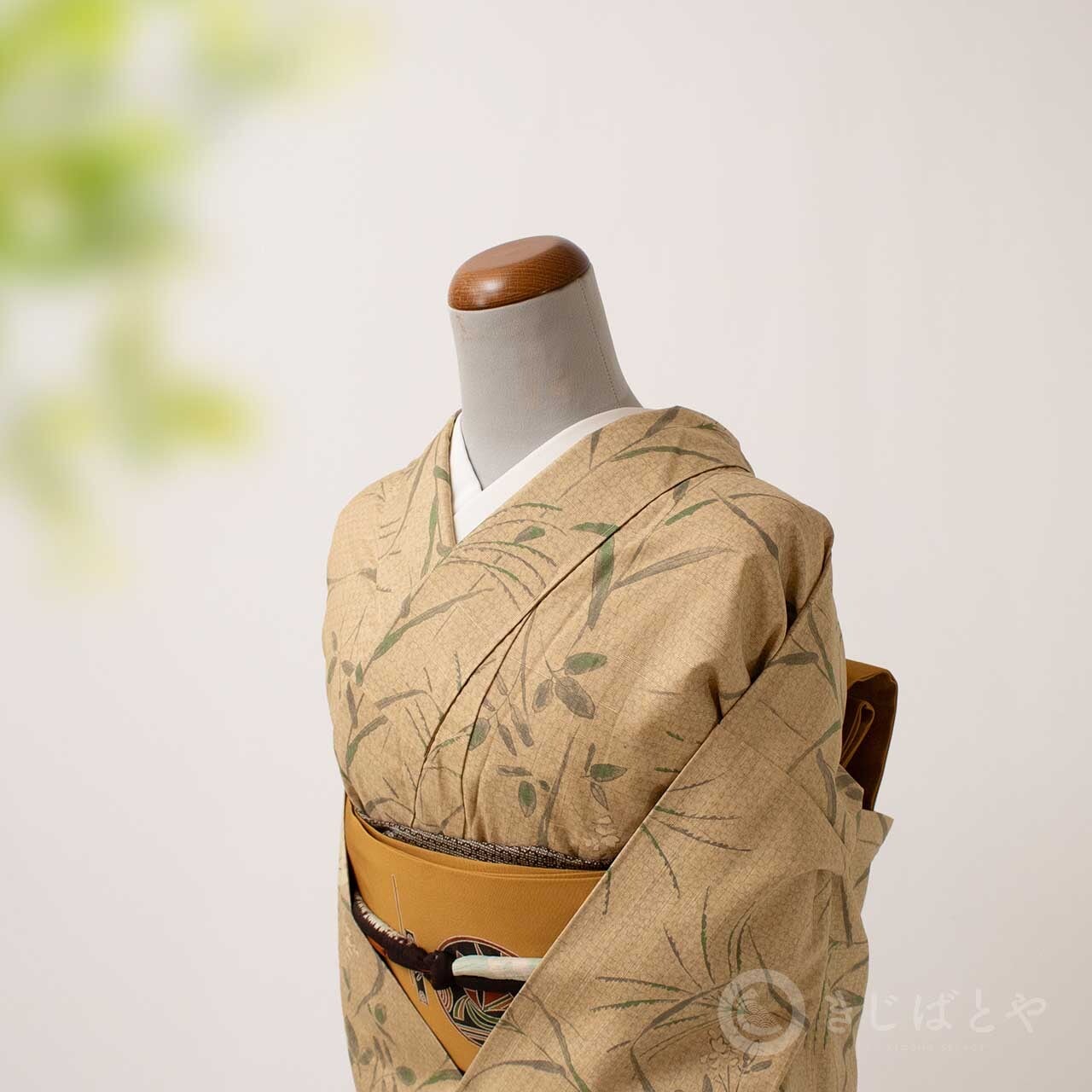 正絹 単衣 小紋 ベージュ 花柄 飛び柄 上品 お茶席 観劇 正絹紬 楊梅色に秋の草の単衣 | きじばとや