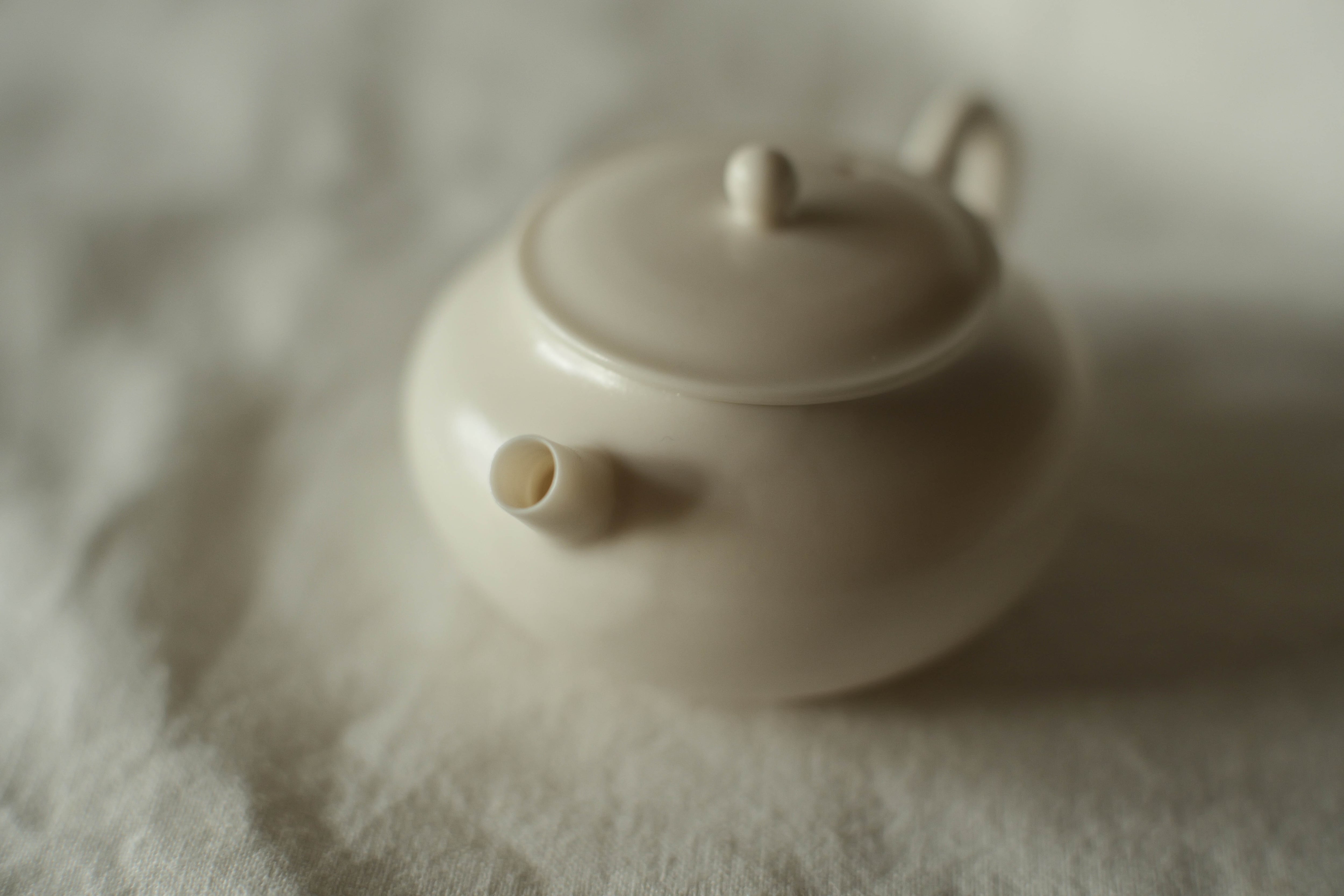 徳化薄胎薪窯白磁茶壺 長月黄（ろくろ引き/満水容量85cc） | 北白川糕糰店