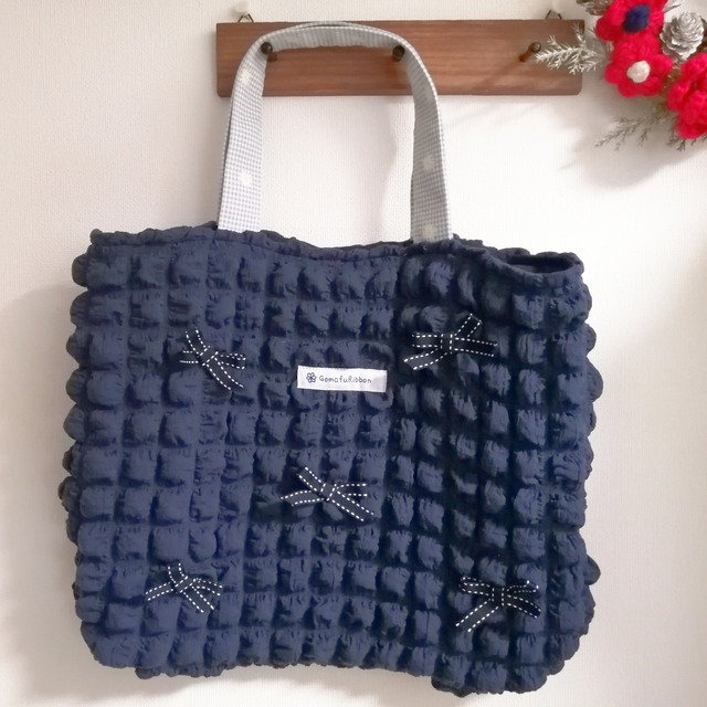 ポコポコリボントート　紺色　持ち手グレーのギンガムチェックにお花