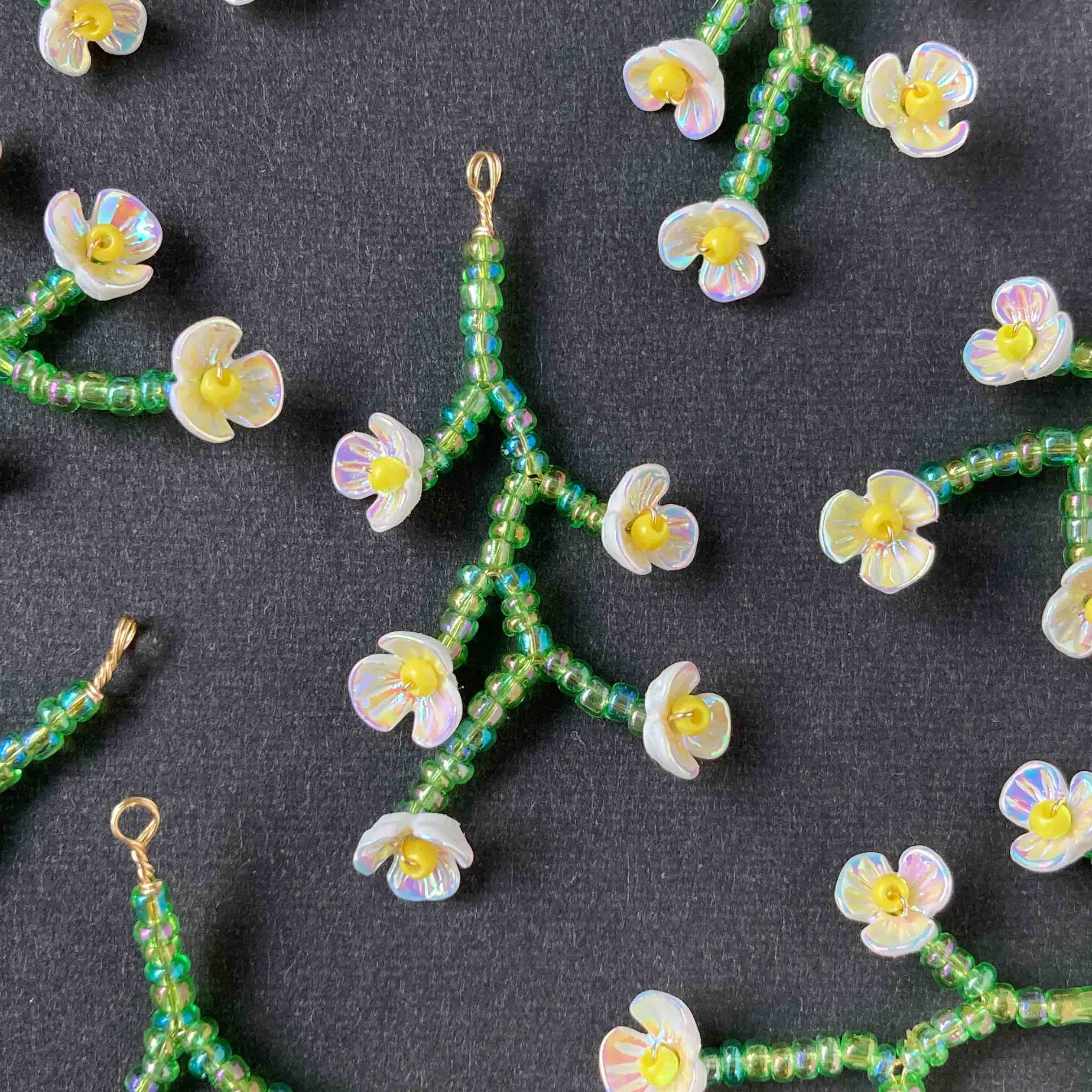 白い小花のビーズワーク枝チャーム《オンライン限定》 | Dua