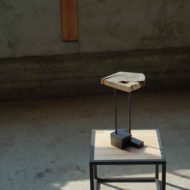 一枚板のミニサイドテーブル No.12 樹種：榎