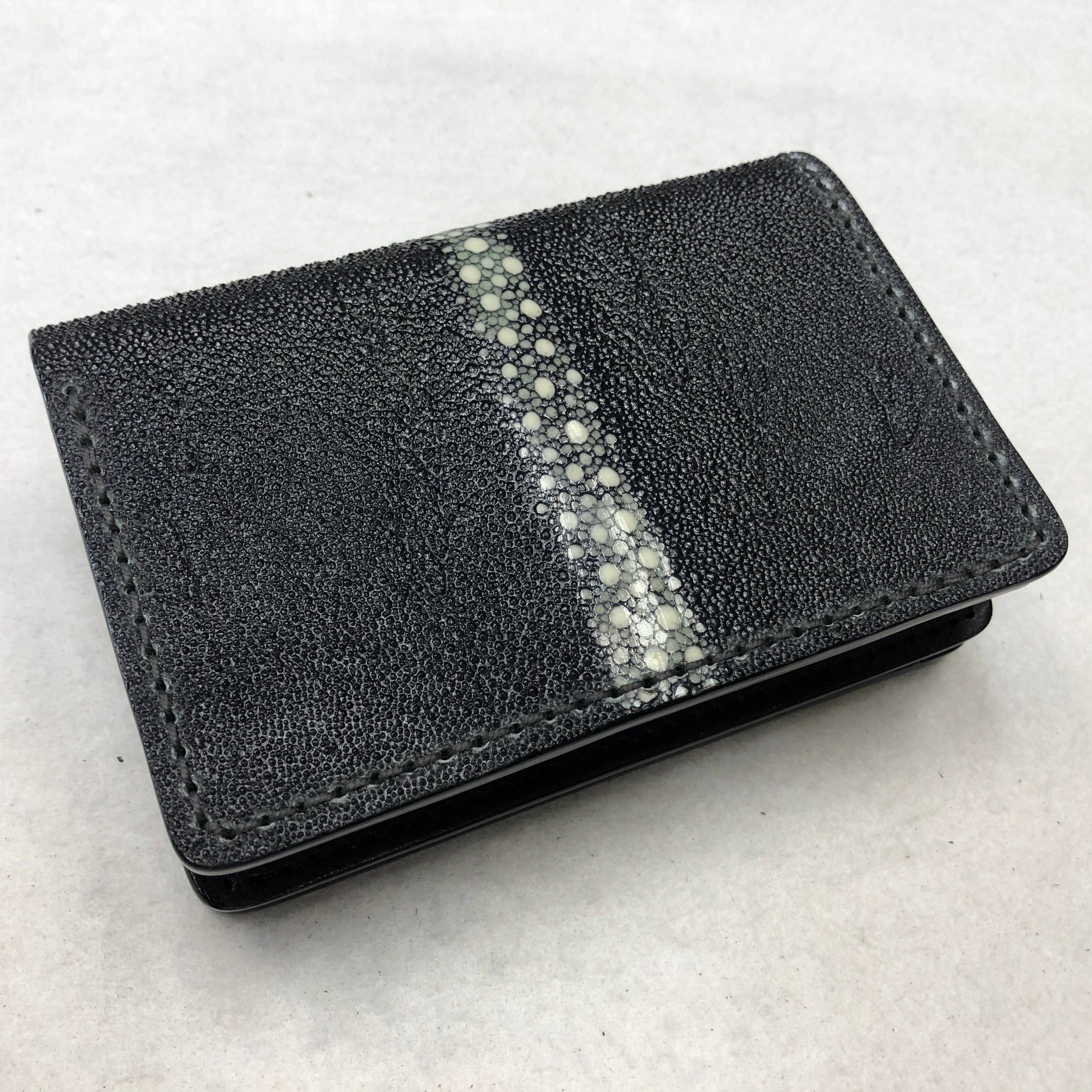 ST08 スティングレイ エイ革（ガルーシャ）2つ折り財布 ブラック（連石